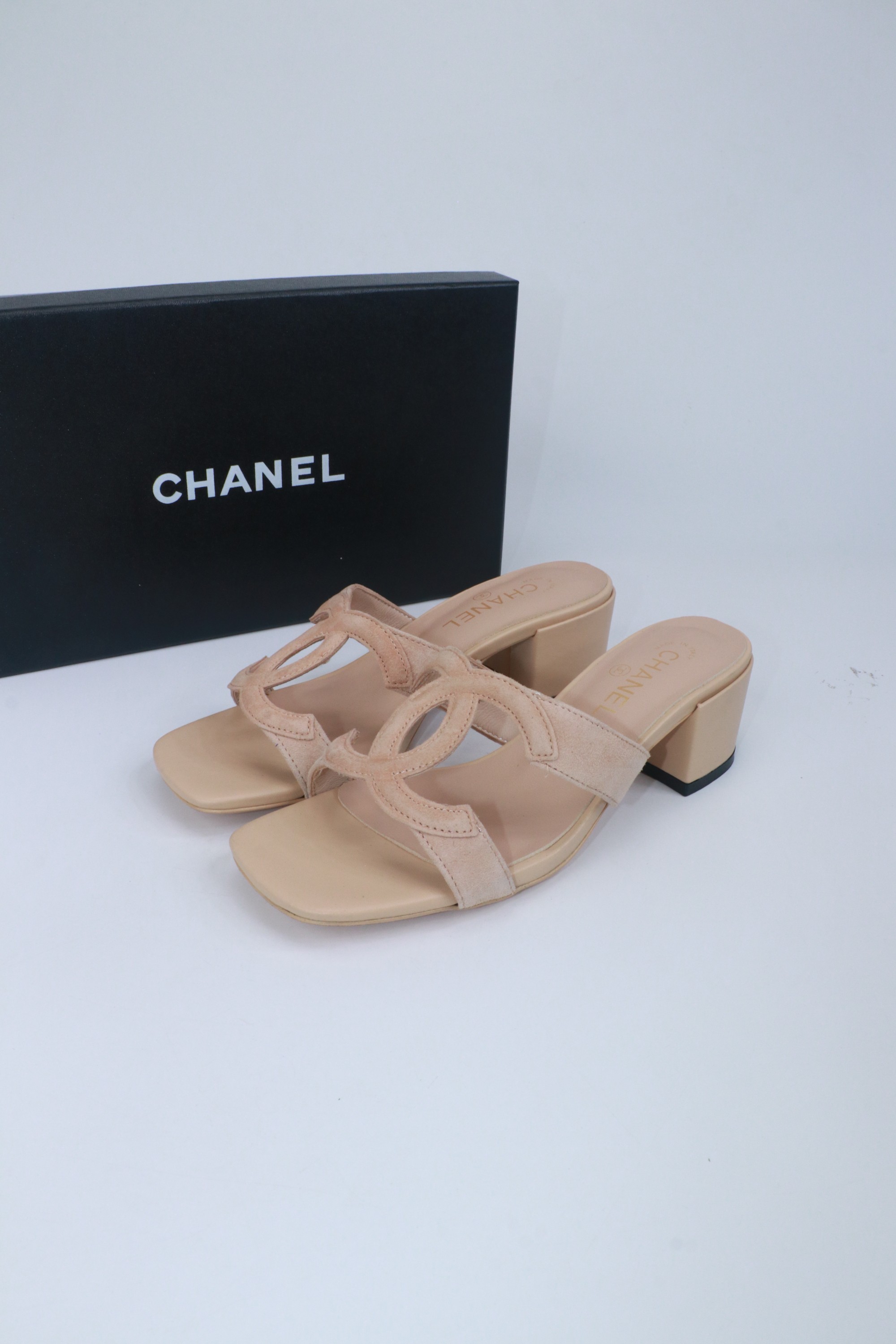NO:780321,Size 35-39 (40/41 customization is non-returnable) The new summer Chane* Xiaoxiang is the standard accessory for summer. This slipper can actually look so good. The design of Grandma Xiang is really extraordinary!  There is such a lazy and rich feeling!  Lambskin upper, sheepskin lining, leather sole, slippers, chanel, slippers, sheepskin19860909码数35-39（40/41定制不退换） 夏季新款Chane*小香就是夏天的标配,这款拖鞋居然能做到这么好看 香奶奶的设计果然很不一般！就有这种慵懒又富贵的感觉！ 鞋面小羊皮 内里羊皮内里 鞋底真皮鞋底,拖鞋,chanel,slippers,sheepskin,Women's Shoes