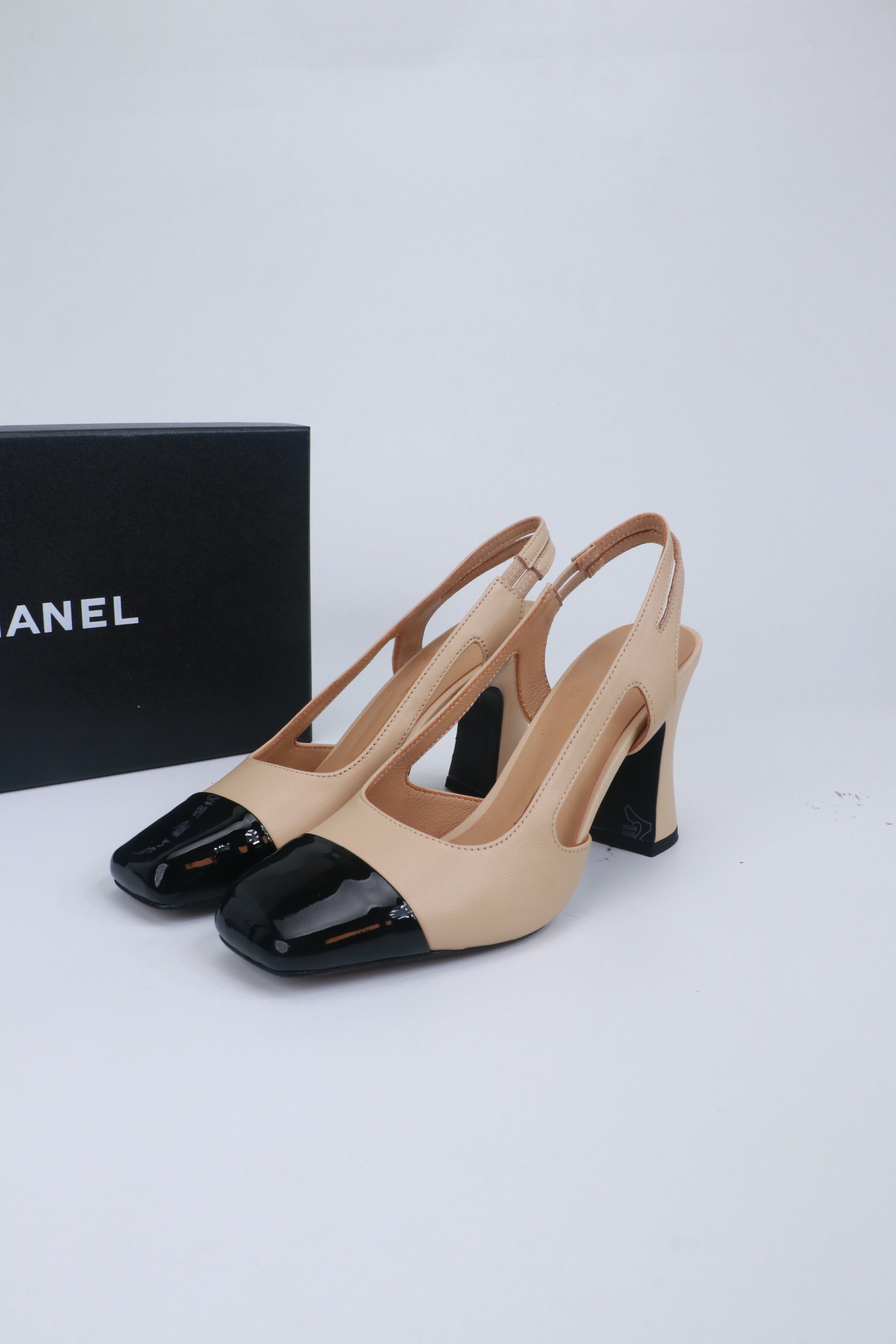 NO:780315,size35-39 (customized 40/41) CHANE*｜Grandma Xiaoxiang’s new bag-toe high-heeled autumn shoes Unlock the code of beach fashion on a vacation where the sun and the beach intersect!  This pair of sandals has become the most eye-catching presence on the seaside. It is inspired by the elegant lines of the Grand Palais in Paris. The thick-soled design not only brings visual shock, but also makes you instantly aura at 2.8 meters and easily becomes the focus of the crowd. The iconic double C chain decoration on the upper, the metallic luster shines in the sun, exuding the exquisiteness and luxury unique to Chanel. The 6.5cm thick-soled design is a blessing for small people. It can not only increase your height quietly but also cleverly lengthen your leg lines.  Make your figure more upright and graceful. Whether it is paired with a simple white beach skirt or a personalized colorful bikini and shorts, it can be perfectly matched and easily enhance the fashion style of the overall outfit. Go to the beach, embrace freedom and romance, and be the most fashionable holiday traveler!  The fabric is made of original customized leather, and the inner pads are all sheepskin. Original Italian leather outsole, high-heeled sandals, chanel, chanel, sandals, high heels, skirts, shorts, sheepskin, Leather soles, bikinis19860909size35-39（40/41定制） CHANE*｜小香奶奶新品包头高跟秋鞋 在阳光与沙滩交织的度假 解锁海滨时髦密码！这双凉鞋成为了海边最吸睛的存在. 它以巴黎大皇宫的优雅线条为灵感 厚底设计不仅带来视觉上的震撼 还让你瞬间气场两米八 轻松成为人群焦点. 鞋面上标志性的双C链条装饰 金属光泽在阳光下闪烁 散发着独属于香奈儿的精致与奢华 . 6.5cm的厚底设计堪称小个子的福音 不仅能悄悄增高 还巧妙地拉长腿部线条 让你的身姿更加挺拔优美. 无论是搭配简约的白色沙滩裙 还是个性的彩色比基尼与短裤 都能完美适配 轻松提升整体穿搭的时尚格调 . 奔赴海边 拥抱自由与浪漫 做最时髦的度假旅人 ！ 面料采用原版定制皮料 内里垫脚均为羊皮 原版意大利真皮大底,高跟鞋凉鞋,chanel,chanel,sandals,high heels,skirts,shorts,sheepskin,Leather soles,bikinis,Women's Shoes