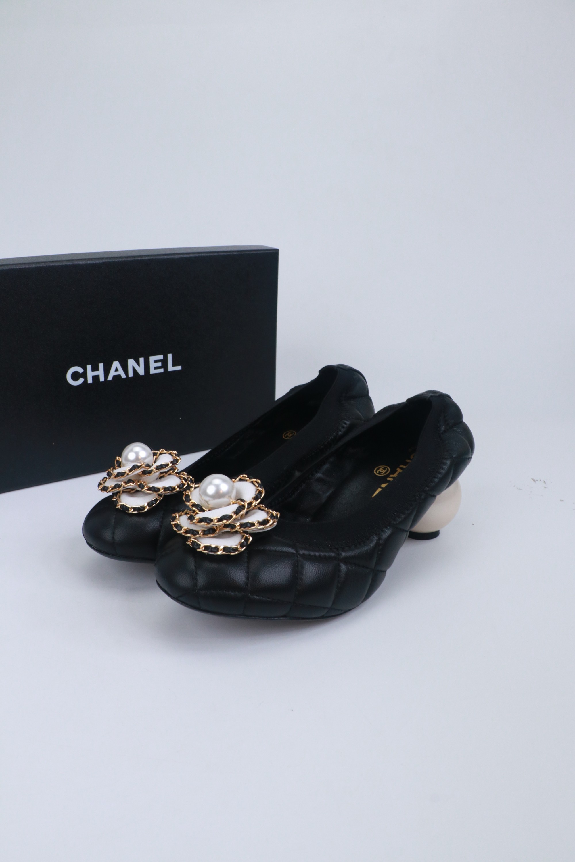 NO:780355,Shoe size with flowers: 35-39 (40, 41, custom-made, non-returnable) worn by many celebrities and Internet celebrities, a versatile series popularized by domestic and foreign bloggers, a must-have for spring and summer wardrobes. Exclusive to Xiangjia, upper sheepskin lining: imported crystal sheepskin lining, original molded outsole, custom-made leather outsole, ballet shoes, chanel, sheepskin, Leather soles19860909带花花 鞋码: 35-39（40、41、定做不退换） 众多明星网红上脚,国内外博主刷爆的一个百搭系列,春夏衣橱搭配必备 首选.香家专属 鞋面羊皮  内里: 进口水晶羊皮内里 大底原版开模定制真皮大底,芭蕾舞鞋,chanel,sheepskin,Leather soles,Women's Shoes