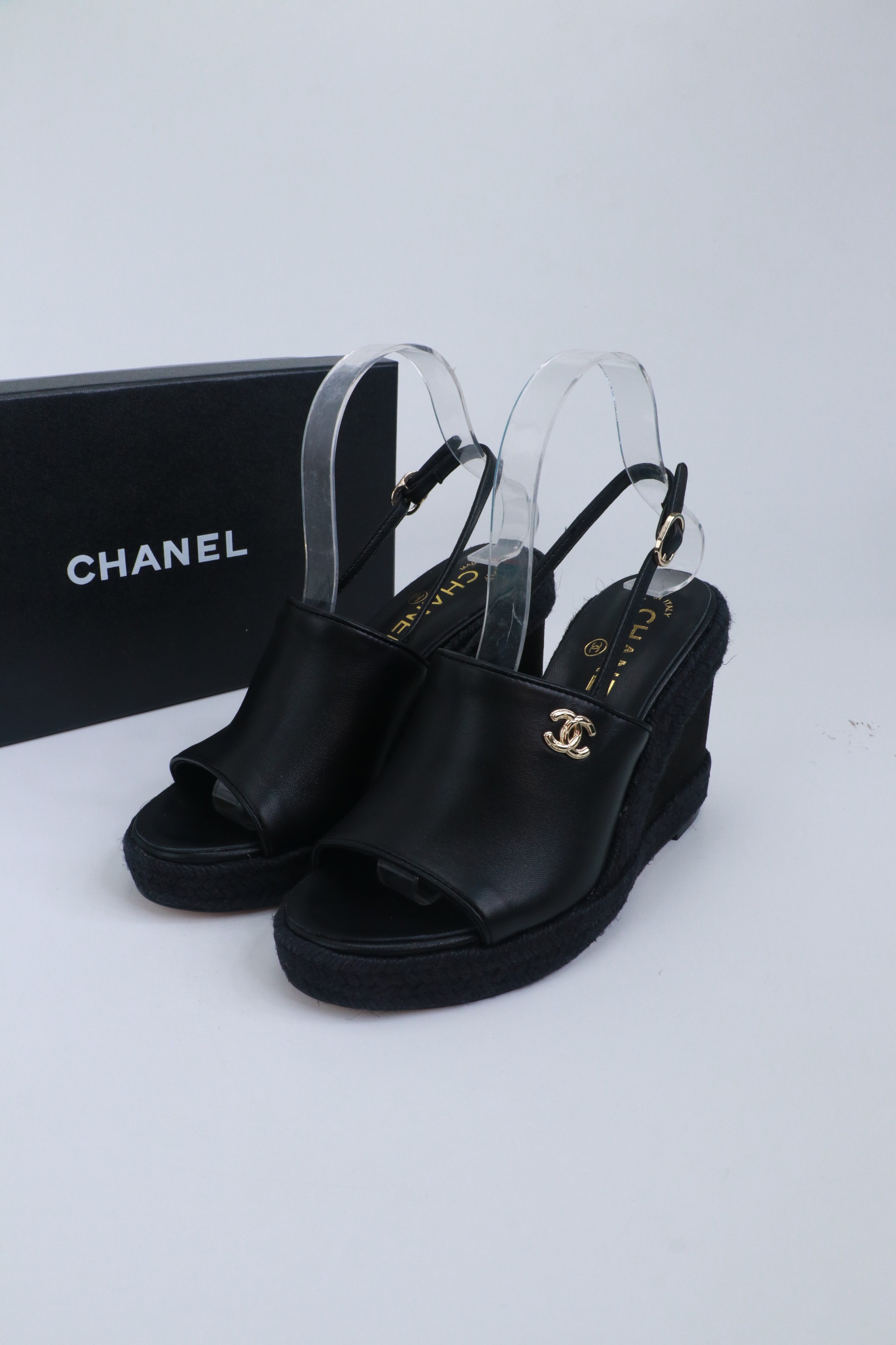 NO:780346,2026★★★★★ Many celebrities and internet celebrities are on their feet, a versatile series popularized by domestic and foreign bloggers. The must-have sandals are the first choice for spring and summer wardrobes. Designer Xiangjia Exclusive Upper Sheepskin Lining: Imported crystal sheepskin lining Outsole Original molded custom hemp rope leather outsole Shoe size: 35-39 (40, 41, custom-made, non-returnable) Delivery of luxurious latest counters with simultaneous packaging, high-heeled sandals, chanel, sandals, high  heels,sheepskin,leather soles198609092026★★★★★ 众多明星网红上脚,国内外博主刷爆的一个百搭系列,春夏衣橱搭配必备 凉拖首选.设计香家专属 鞋面羊皮  内里: 进口水晶羊皮内里 大底原版开模定制麻绳真皮大底 鞋码: 35-39（40、41、定做不退换） 配送豪华最新专柜同步包装,高跟鞋凉鞋,chanel,sandals,high heels,sheepskin,Leather soles,Women's Shoes