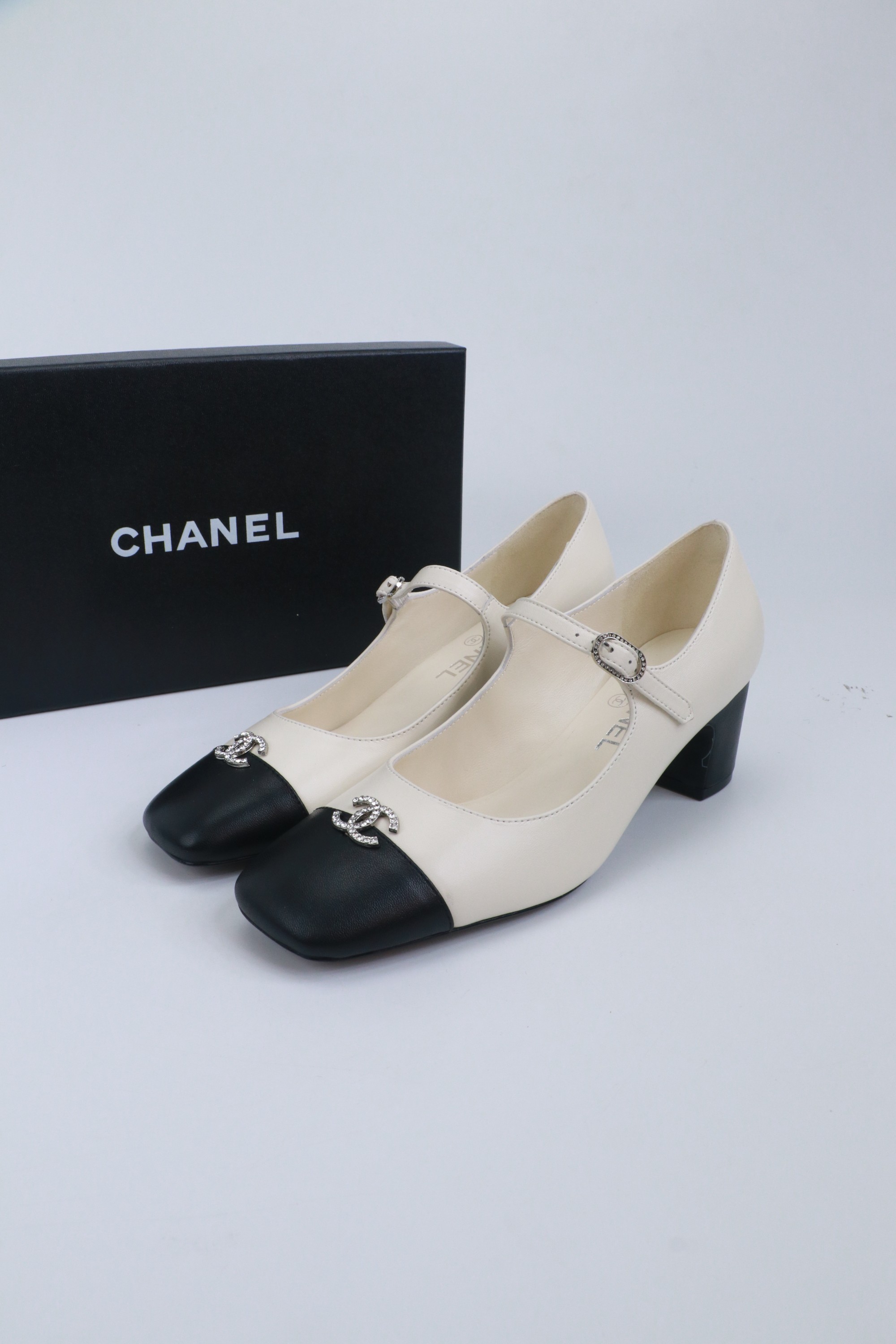 NO:780341,Chanel 26K Mary Jane shoes are simple yet sweet and playful!  Three-dimensional electric embroidery logo, solid color fabric is refreshing and easy to match, with buttons for more heeling. Sheepskin lining, genuine leather outsole Size: 35-39, other sizes are custom-made and non-returnable, high-heeled shoes, chanel, mary jane, high heels, sheepskin, Leather soles19860909Chanel 26K玛丽珍单鞋 简约又不失甜美俏皮！ 立体电绣logo,纯色面料清爽易搭,搭配扣子更加跟脚.内里羊皮 真皮大底 Size:35-39 其他码数定做不退换,高跟鞋单鞋,chanel,mary jane,high heels,sheepskin,Leather soles,Women's Shoes