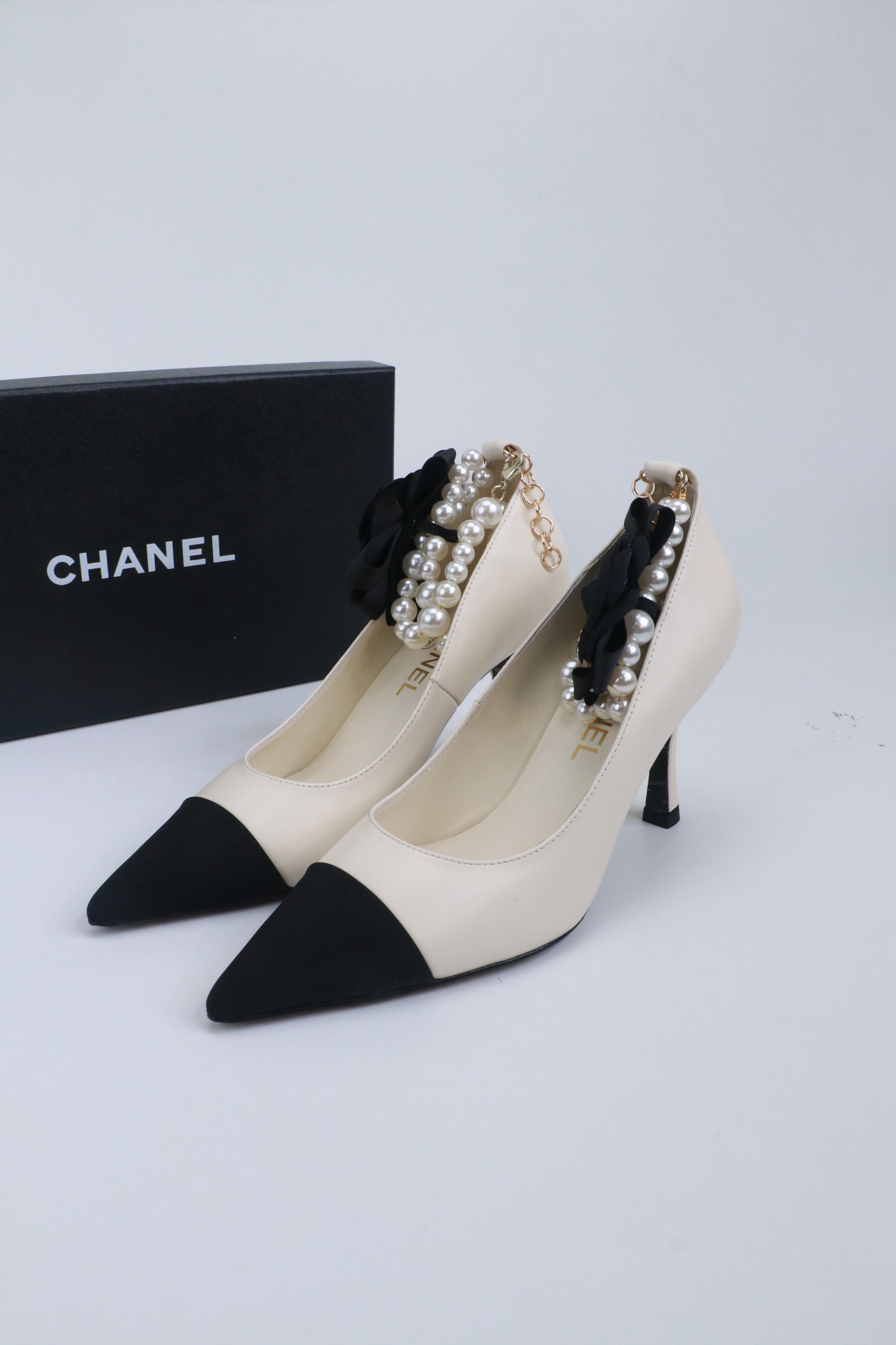 NO:780336,Chanel 26 new pearl Mary Jane shoes, the leather texture is super good, and the upper foot is delicate~ Calf leather upper, sheepskin lining, leather outsole!  Size: 35-39 Other sizes are determined, high-heeled shoes, chanel, mary jane, high heels, cowhide, sheepskin, Leather soles19860909Chanel 26新款珍珠玛丽珍单鞋 皮料质感超好,上脚秀气～ 鞋面小牛皮,内里羊皮,真皮大底！ Size:35-39 其它码数定,高跟鞋单鞋,chanel,mary jane,high heels,cowhide,sheepskin,Leather soles,Women's Shoes