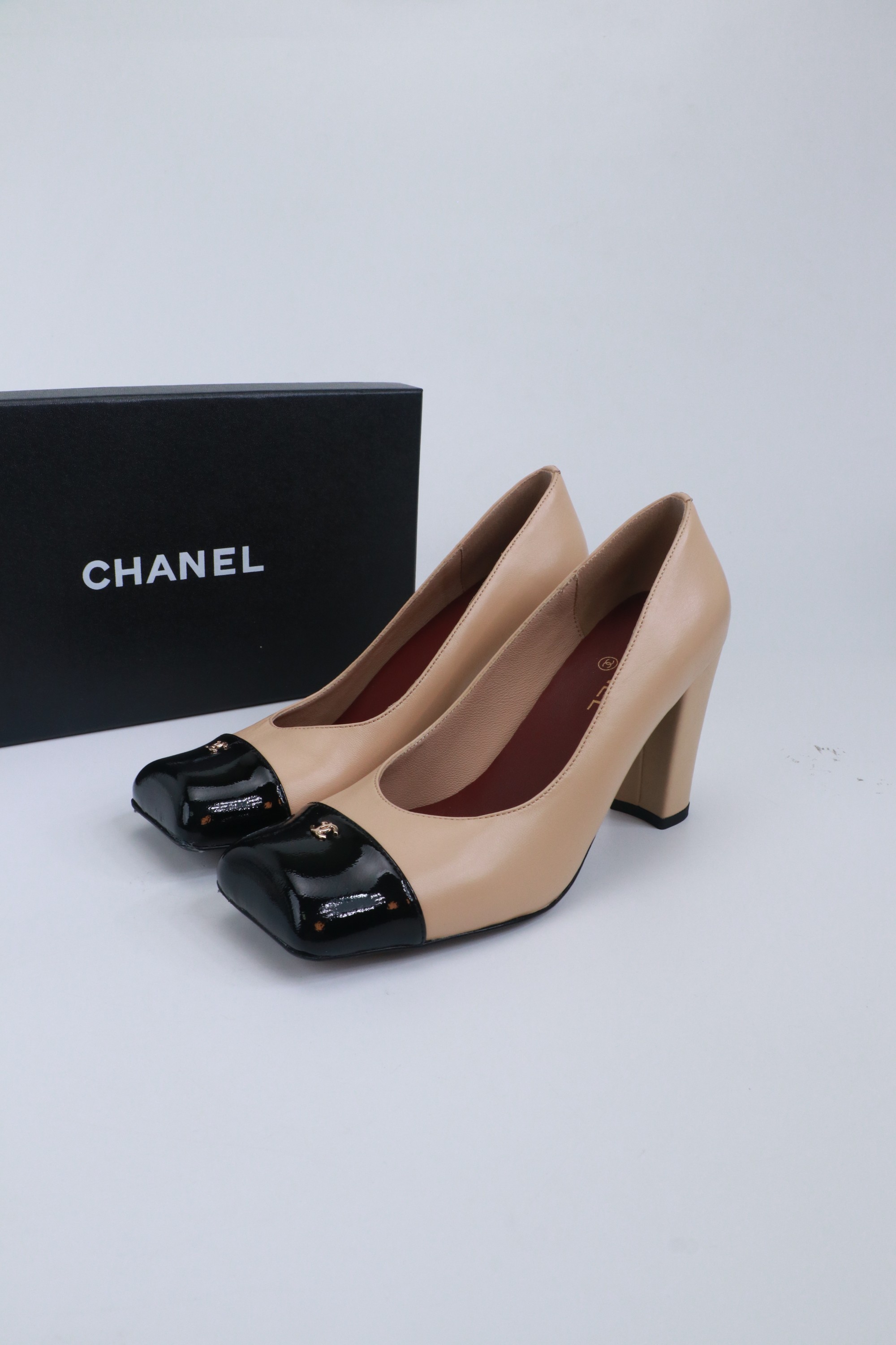 NO:780324,CHANEL Xiaoxiangfeng Chanel spliced Mary Jane shoes perfectly combine classic elegance and fashion. The iconic color matching design, the collision of glossy patent leather and soft leather, is retro and eye-catching. The small bow embellishment, plus the exquisite double C logo, show the luxurious texture in the details. The design of the Mary Jane belt not only adds a sense of playfulness, but also fits the feet, showing the feminine temperament when walking.  The fabric and lining are made of sheepskin, genuine leather soles, 35-39 (set at 40.41), high heels and sandals, chanel, chanel, sandals, mary jane, high heels, sheepskin19860909CHANEL小香风香奈儿拼接玛丽珍鞋,将经典优雅与时尚完美融合.标志性的拼色设计,光泽漆皮与柔和皮质碰撞,复古又吸睛.小巧蝴蝶结点缀,加上精致双C标志,细节处尽显奢华质感. 玛丽珍带的设计,既增添俏皮感,又贴合脚部,行走间尽显女性的柔美气质 面料和内里都采用羊皮,真皮鞋底,35-39（40.41定）,高跟鞋凉鞋,chanel,chanel,sandals,mary jane,high heels,sheepskin,Women's Shoes