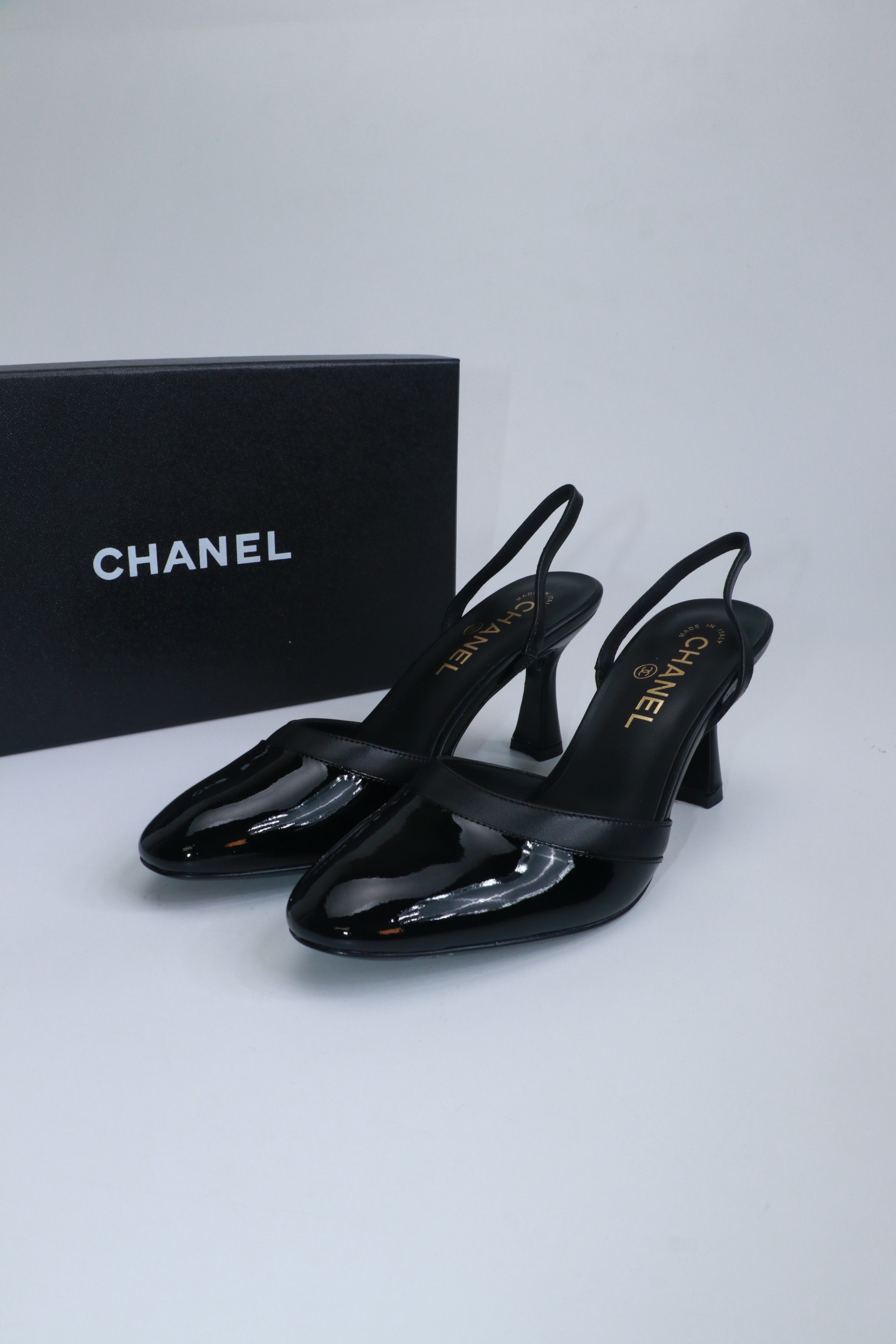 NO:780330,2026 Xiaoxiang is a must-have item for autumn and winter this season!  !  Chanel's autumn and winter heavy industry hot styles are highly recommended by Xiaohongshu. They look good no matter how you match them. They are a must-have for fashion. Ms. Chanel loves simple and irresistible combinations to show her unique dressing style. She can mix and match freely to shine and follow the fashionable steps of her grandma!  !  !  Exquisite details. Zoom in to see the original molded hardware buckle. The top version is made at the purchasing level★ The upper is made of original sheepskin, sheepskin lining, feet, original molded leather outsole, size 35-39 (40, 41, high heels, sandals, chanel, sandals, high heels, sheepskin, Leather soles198609092026小香 本季秋冬季必备单品！！ 香奈儿秋冬重工爆款 小红书力推款,怎么搭配都好看,时髦精必备,香奈儿女士钟爱简约又难以抗拒系搭配展现与众不同的穿搭风格、自由混搭闪耀到位跟紧香奶奶时尚步伐！！！精致细节放大看原版开模五金扣 顶级版本代购级别打造★鞋面采用原版羊皮,羊皮内里,垫脚,原版开模真皮大底,码数35-39（40、41,高跟鞋凉鞋,chanel,sandals,high heels,sheepskin,Leather soles,Women's Shoes