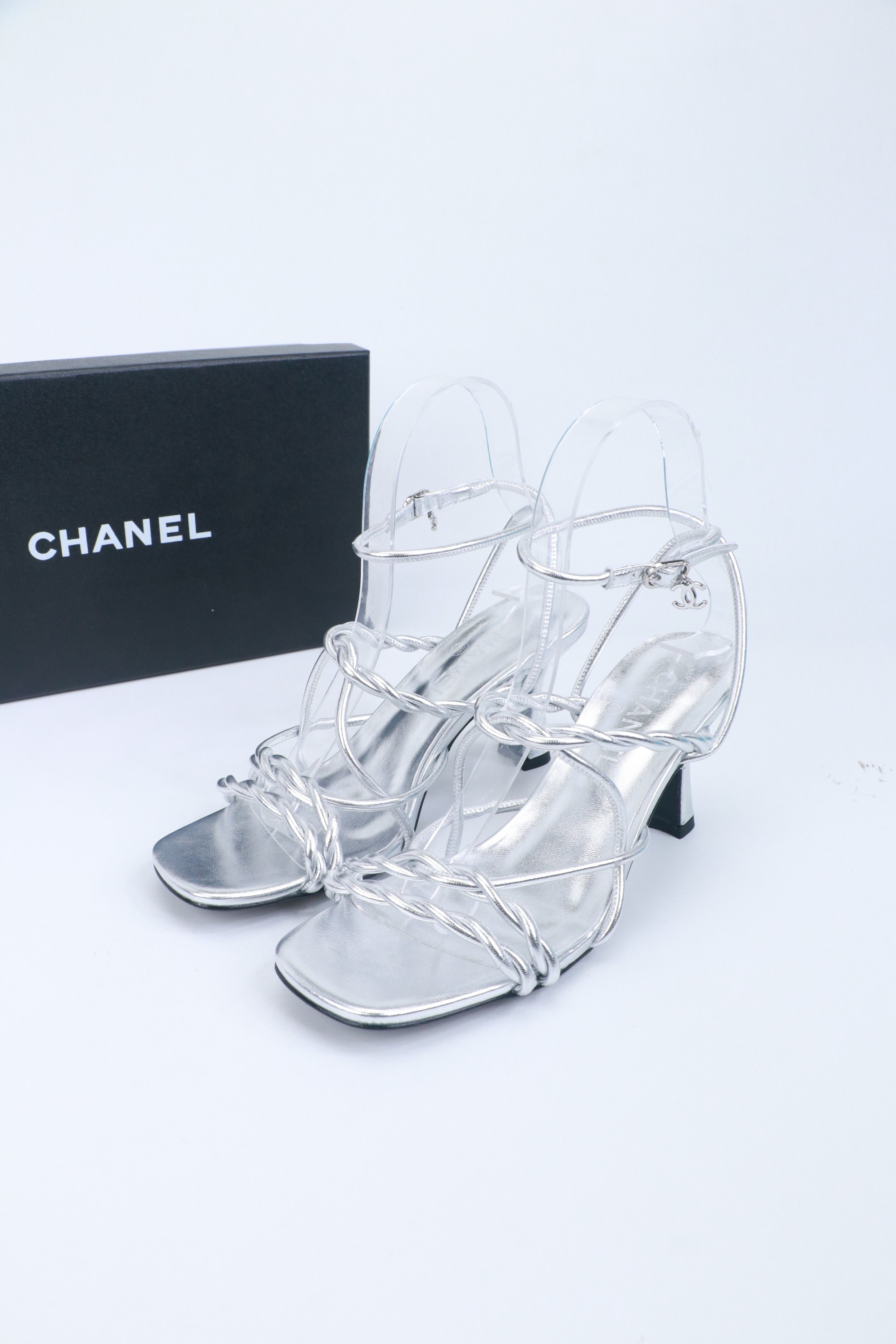 NO:780318,2026 Xiaoxiang is a must-have item for autumn and winter this season!  !  Chanel's autumn and winter heavy industry hot styles are highly recommended by Xiaohongshu. They look good no matter how you match them. They are a must-have for fashion. Ms. Chanel loves simple and irresistible combinations to show her unique dressing style. She can mix and match freely to shine and follow the fashionable steps of her grandma!  !  !  Exquisite details. Zoom in to see the original molded hardware buckle. The top version is made at the purchasing level★ The upper is made of original sheepskin, sheepskin lining, feet, original molded leather outsole, size 35-39 (40, 41, high heels, sandals, chanel, sandals, high heels, sheepskin, Leather soles198609092026小香 本季秋冬季必备单品！！ 香奈儿秋冬重工爆款 小红书力推款,怎么搭配都好看,时髦精必备,香奈儿女士钟爱简约又难以抗拒系搭配展现与众不同的穿搭风格、自由混搭闪耀到位跟紧香奶奶时尚步伐！！！精致细节放大看原版开模五金扣 顶级版本代购级别打造★鞋面采用原版羊皮,羊皮内里,垫脚,原版开模真皮大底,码数35-39（40、41,高跟鞋凉鞋,chanel,sandals,high heels,sheepskin,Leather soles,Women's Shoes