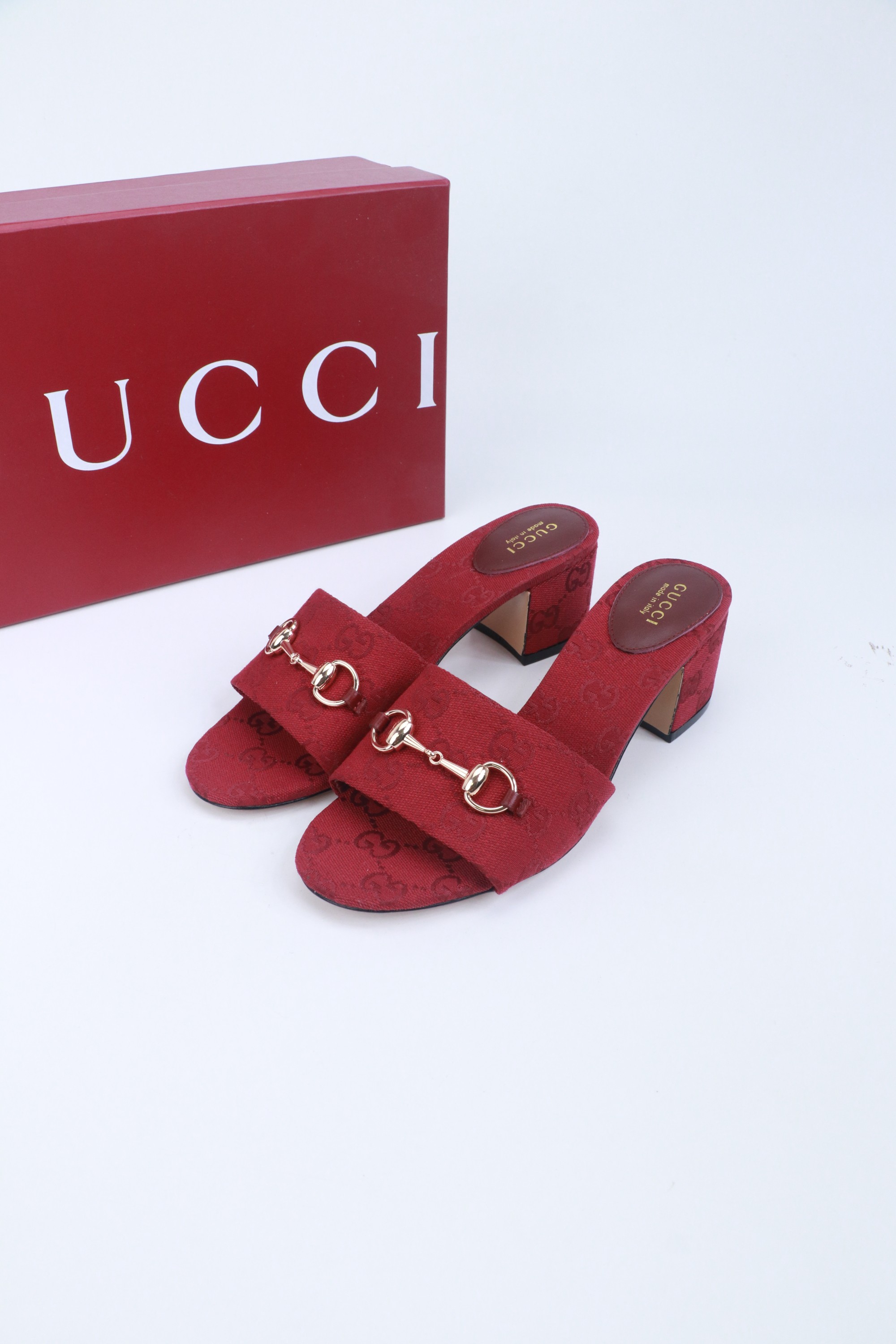 NO:780313,Size 35-43 standard size. Ships all year round. Lots of colors. Gucci's latest limited edition slippers. Top quality sale. Purchase authentic products. Materials and craftsmanship are consistent with the original version. Original upper with special craftsmanship. Dyeing sheepskin inside. Outsole Italian leather outsole, high heels and slippers, gucci, gucci, high heels, slippers, sheepskin, Leather soles19860909码数35-43标准码 全年出货.颜色超多 古驰Gucci最新限量包买拖鞋 .顶级品质发售 购入正品开发 . 材质.工艺与原版一致 鞋面原版特殊工艺烫钻鞋 内里透染羊皮 大底意大真皮大底,高跟鞋拖鞋,gucci,gucci,high heels,slippers,sheepskin,Leather soles,Women's Shoes