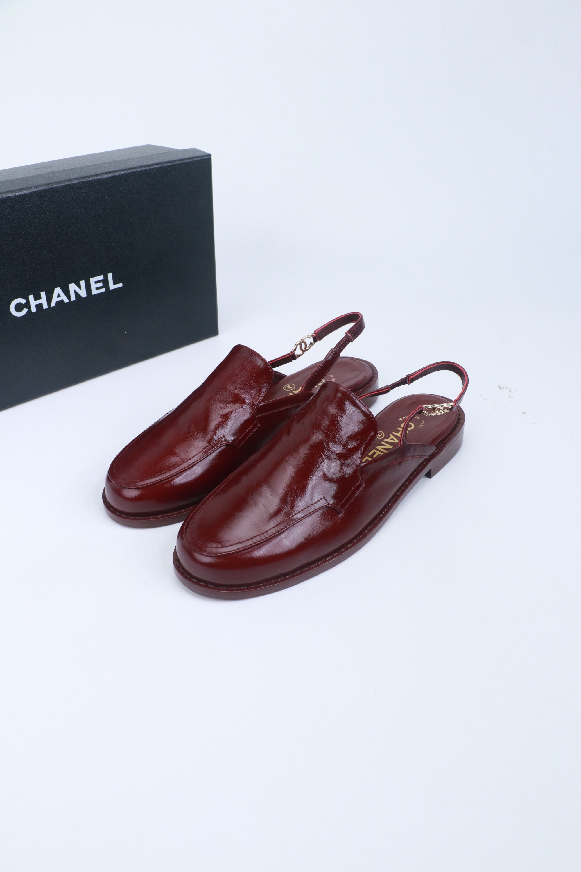 NO:780307,Purchasing agent Chanel 26c new lace-up back loafers, back strap sandals, small leather shoes, Xiaohongshu hot recommendation, super easy-to-wear series Baotou loafers. This new style of small leather shoes is beautiful, no matter the design and material experience, I feel it is worth the money!  Very suitable to buy a pair of chanel leather shoes!   Original customized open-edge beaded cowhide/Yangjing, imported sheepskin inside and outside, original dyed double-layer thickened leather outsole, heel height 1.5cm, Size 35-41 (order 40-41), loafers, sandals, chanel, loafers, sandals, cowhide, sheepskin, sheep, Leather soles19860909代购级 Chanel 26c 新款系带后空乐福鞋后空后带凉鞋便鞋小皮鞋  小红书热推款 超好穿系列 包头乐福鞋.这新款小皮鞋巨美,无论设计和材质体验,都觉得物超所值！非常适合入手一双chanel 小皮鞋！  原版定制开边珠牛皮/羊京 里外进口羊皮 原版透染双层加厚真皮大底 跟高1.5cm Size35-41（40-41订）,乐福鞋凉鞋,chanel,loafers,sandals,cowhide,sheepskin,sheep,Leather soles,Women's Shoes