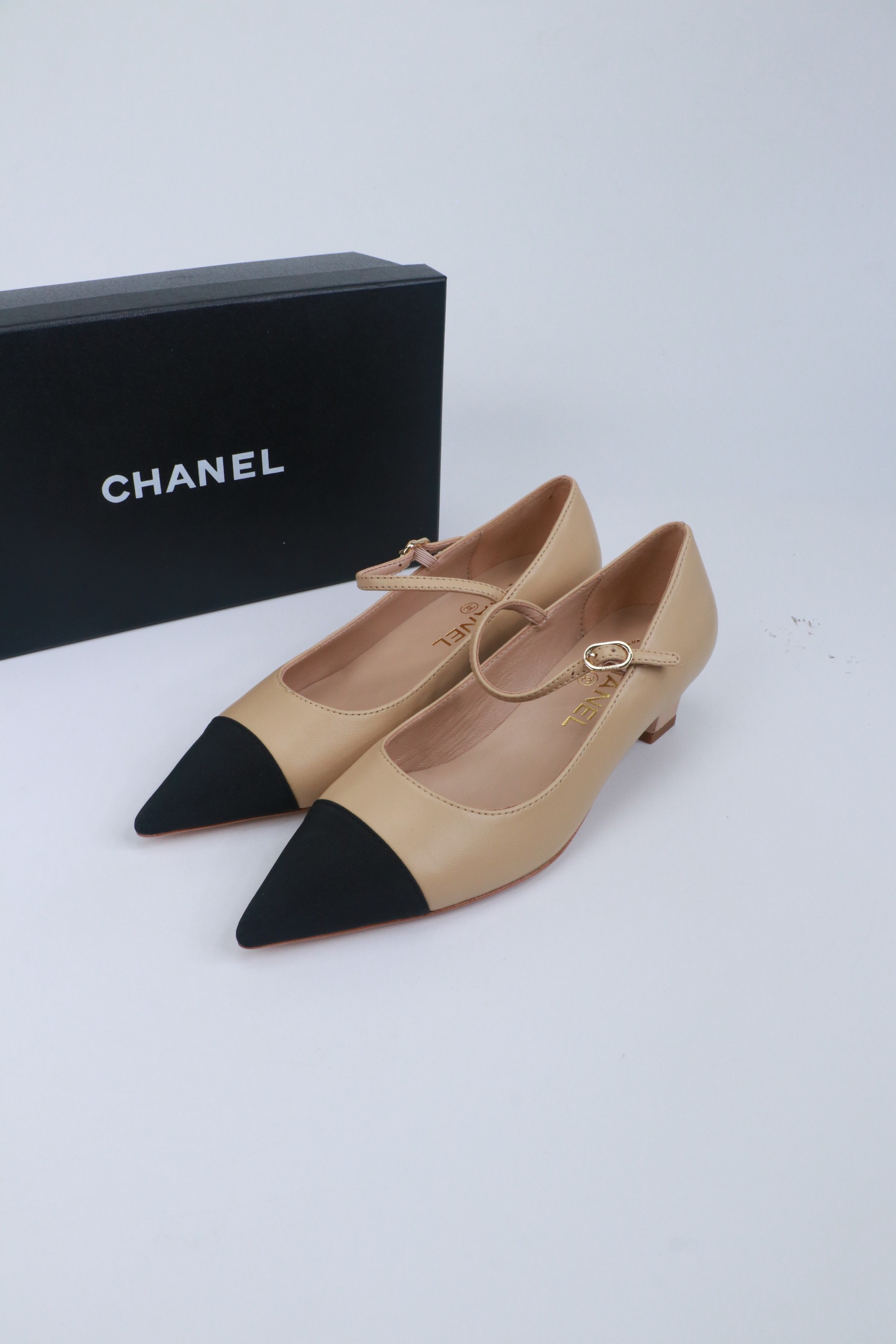 NO:780402,size: 35-39 (40.41.42. Large size customization is non-refundable) 26ss spring and summer new Chanel Chanel small pointed toe double color block back empty high-heeled sandals classic double C buckle high-heeled shoes Pointed toe design: elegant and slim, lengthening the leg line, sweet and cute, adding feminine charm High-heeled design: tall and slim, showing elegant temperament, versatile and durable, suitable for various occasions  Pair it with business attire to show the elegance and sophistication of working women. Pair it with an evening dress and become the focus of the audience. Pair it with a dress to show your romantic and feminine side. Pair it with jeans and easily control the casual style. Whether it is daily commuting or attending a party, it can make you easily cope with it and show your elegance. Sheepskin upper, cowhide lining, Italian genuine leather outsole, sandals, chanel, chanel, sandals, high heels, skirts, jeans, cowhide, sheepskin, Leather soles19860909size: 35-39（40.41.42.大码定做不退换） 26ss春夏新款Chanel香奈儿 小香尖头双拼色后空高跟凉鞋经典双C扣高跟鞋 尖头设计:优雅显瘦,拉长腿部线条,甜美可爱,增添女性魅力高跟设计:显高显瘦,展现优雅气质百搭耐看,适合各种场合 搭配职业装,展现职场女性的优雅与干练搭配晚礼服,成为全场焦点 搭配连衣裙,展现浪漫柔美的一面搭配牛仔裤,轻松驾驭休闲风格 无论是日常通勤还是参加派对,它都能让你轻松应对,展现优雅气质 鞋面羊皮 内里垫脚牛皮 鞋底意大利真皮大底,凉鞋单鞋,chanel,chanel,sandals,high heels,skirts,jeans,cowhide,sheepskin,Leather soles,Women's Shoes