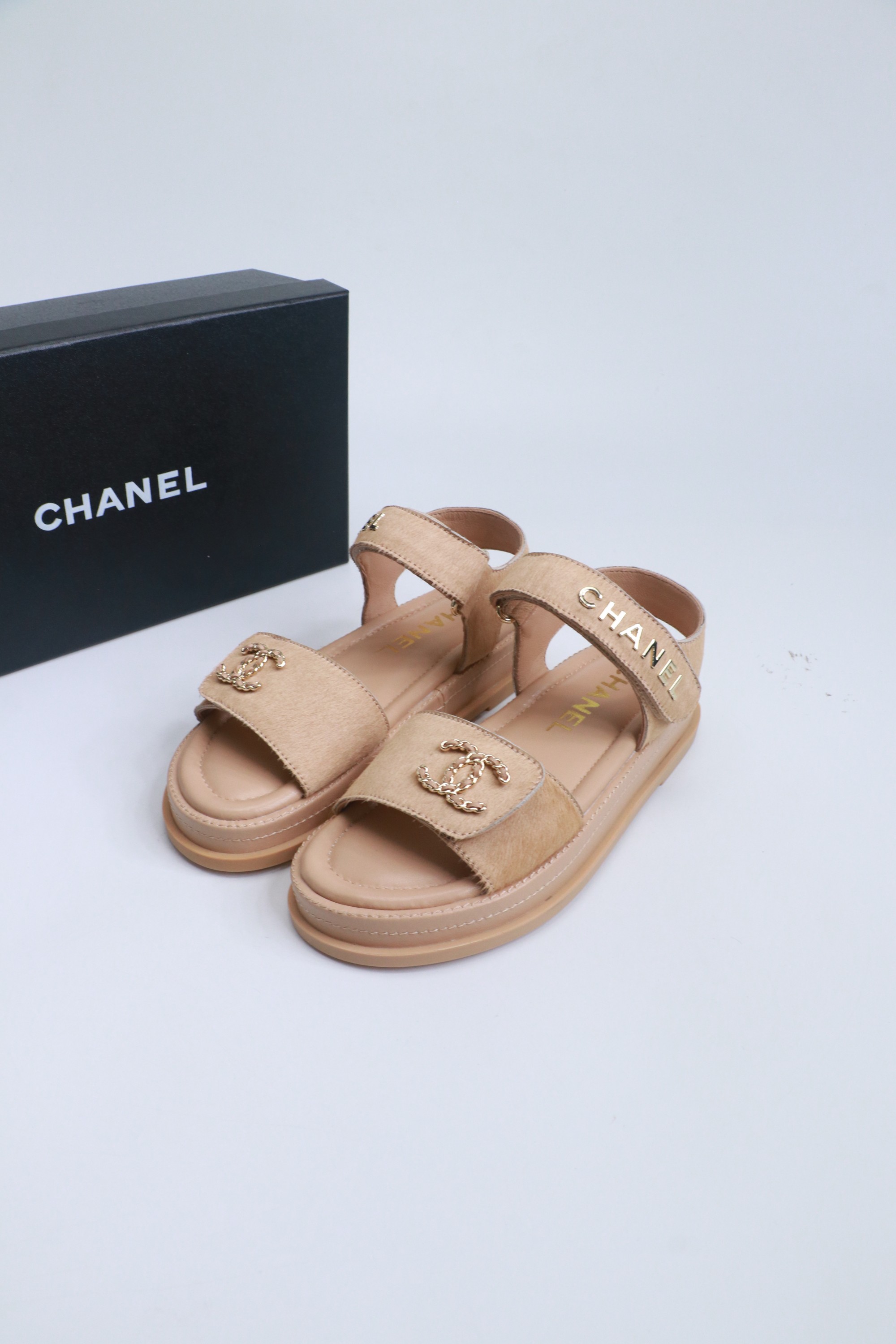 NO:780395,The latest fabrics for the spring and summer of 2026 - the counter mainly promotes the new color series of Velcro beach sandals. ★★★★★ Many celebrities and Internet celebrities have worn it. It is a versatile series popularized by domestic and foreign bloggers. It is a must-have sandal for spring and summer wardrobes. The upper is imported super soft sheepskin. The lining: imported crystal sheepskin lining. The outsole is original molded and customized rubber sole. Shoe size: 35-39 (40, 41, 42 are not returnable or exchangeable when customized).  Delivery to the latest luxury counters with simultaneous packaging of rubber soles, sandals, sandals, sheepskin198609092026春夏最新面料——专柜主推魔术贴沙滩凉鞋新色系列上新 ★★★★★ 众多明星网红上脚,国内外博主刷爆的一个百搭系列,春夏衣橱搭配必备 凉鞋首选. 鞋面进口超柔羊皮  内里: 进口水晶羊皮内里 大底原版开模定制橡胶底 鞋码: 35-39（40、41、42定做不退换） 配送豪华最新专柜同步包装 橡胶底,凉鞋,sandals,sheepskin,Women's Shoes