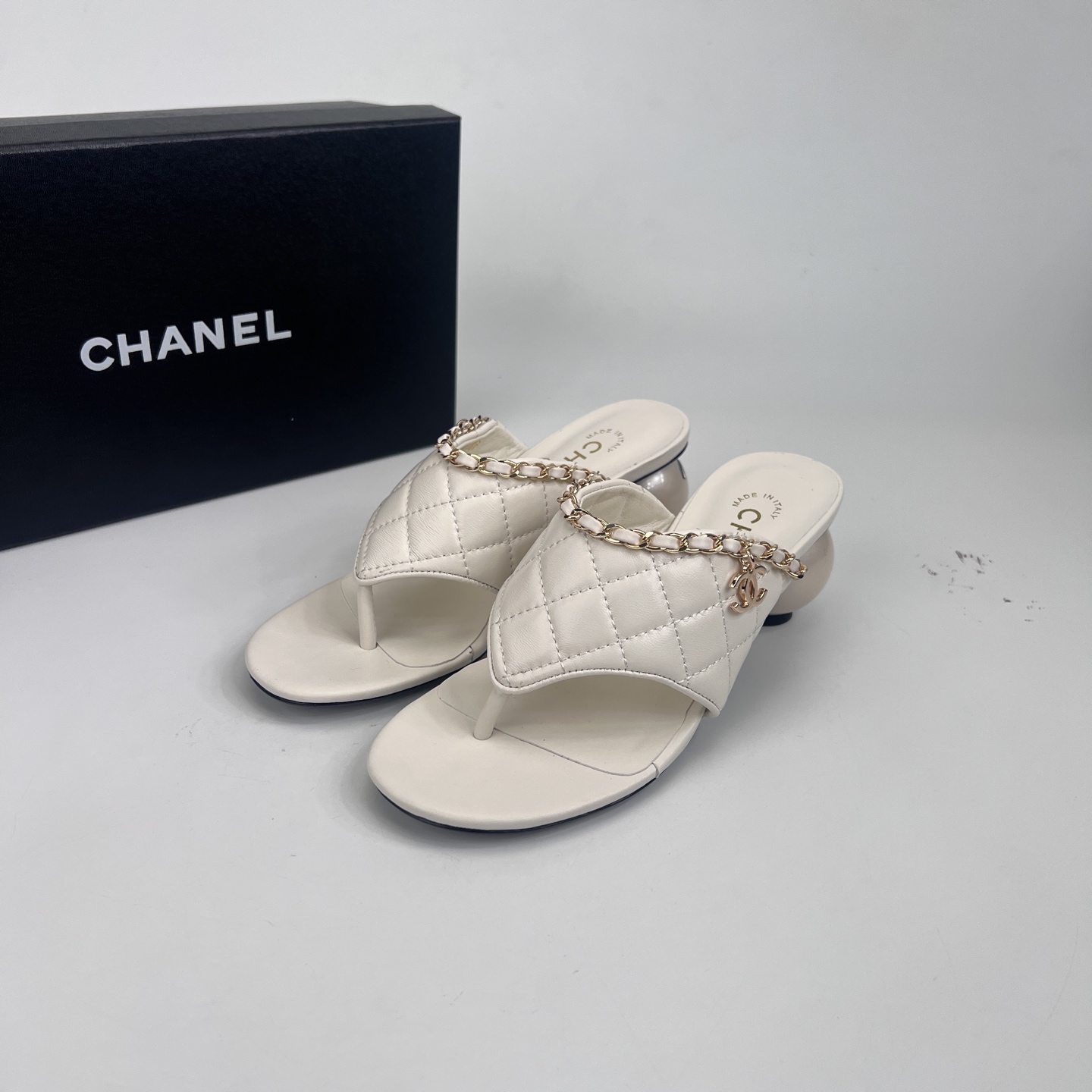 NO:780302,Shoe size: 35-39 (40, 41, custom-made, non-returnable) worn by many celebrities and Internet celebrities, a versatile series popularized by domestic and foreign bloggers, a must-have for spring and summer wardrobes. Exclusive to Xiangjia, upper sheepskin lining: imported crystal sheepskin lining, outsole original molded custom leather outsole, split-toe shoes, Chanel, sheepskin, Leather soles19860909鞋码: 35-39（40、41、定做不退换） 众多明星网红上脚,国内外博主刷爆的一个百搭系列,春夏衣橱搭配必备 首选.香家专属 鞋面羊皮  内里: 进口水晶羊皮内里 大底原版开模定制真皮大底,分趾鞋,chanel,sheepskin,Leather soles,Women's Shoes