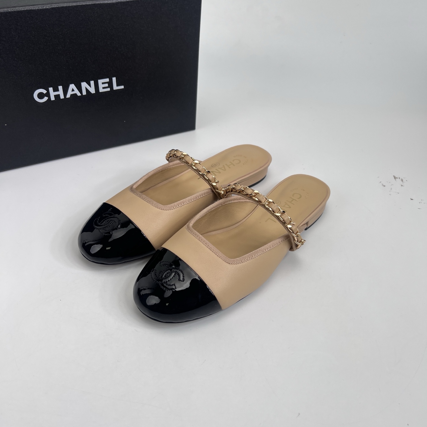NO:780295,2026★★★★★ Many celebrities and Internet celebrities are on their feet. This is a versatile series popularized by domestic and foreign bloggers. It is the first choice for spring and summer wardrobe must-have sandals. Upper imported sheepskin lining: imported crystal sheepskin lining outsole original molded custom leather sole Shoe size: 35-39 (34, 40, 41, custom-made, non-refundable) Delivery of luxurious and latest counters with simultaneous packaging, semi-powder, sandals, sheepskin198609092026★★★★★ 众多明星网红上脚,国内外博主刷爆的一个百搭系列,春夏衣橱搭配必备 凉鞋首选. 鞋面进口羊皮  内里: 进口水晶羊皮内里 大底原版开模定制真皮底 鞋码: 35-39（34、40、41、定做不退换） 配送豪华最新专柜同步包装,半拖,sandals,sheepskin,Women's Shoes