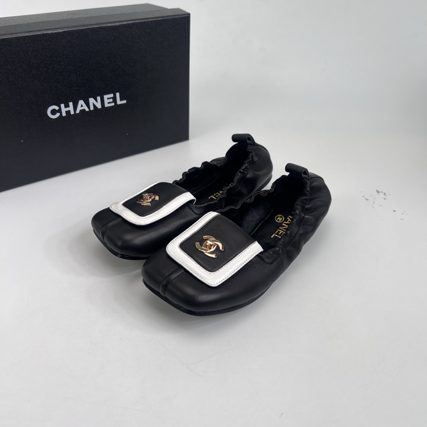 NO:780286,chanel Chanel || Classic cap boat shoes, dancing shoes, omelette shoes, Xiaoxiang's new ballet shoes, made of soft lambskin, with an elastic band on the shoe collar, and a golden double C Logo, simple, elegant and highly recognizable. The shoe lining is comfortable and the flat design is suitable for daily commuting or leisure. Inspired by ballet shoes, full of French romantic atmosphere, they can be easily matched with skirts or casual pants, and you can easily get a sophisticated style. Imported lambskin upper, sheepskin lining, genuine leather outsole  Heel height: flat 35-39 (40/41 customized), ballet shoes, chanel, chanel, skirts, sheepskin, Leather soles19860909chanel香奈儿|| 经典盖子船鞋跳舞鞋蛋卷鞋 小香新款芭蕾舞鞋,采用柔软小羊皮,搭配鞋口松紧带,和金色双C Logo,简约优雅超有辨识度.鞋内衬舒适,平底设计,日常通勤或休闲都很适合.芭蕾舞鞋灵感,法式浪漫氛围满满,裙装或休闲裤都能轻松搭配,轻松get精致穿搭风格 鞋面进口小羊皮 内里羊皮 大底真皮大底 跟高:平跟 35-39(40/41 定做),芭蕾舞鞋,chanel,chanel,skirts,sheepskin,Leather soles,Women's Shoes