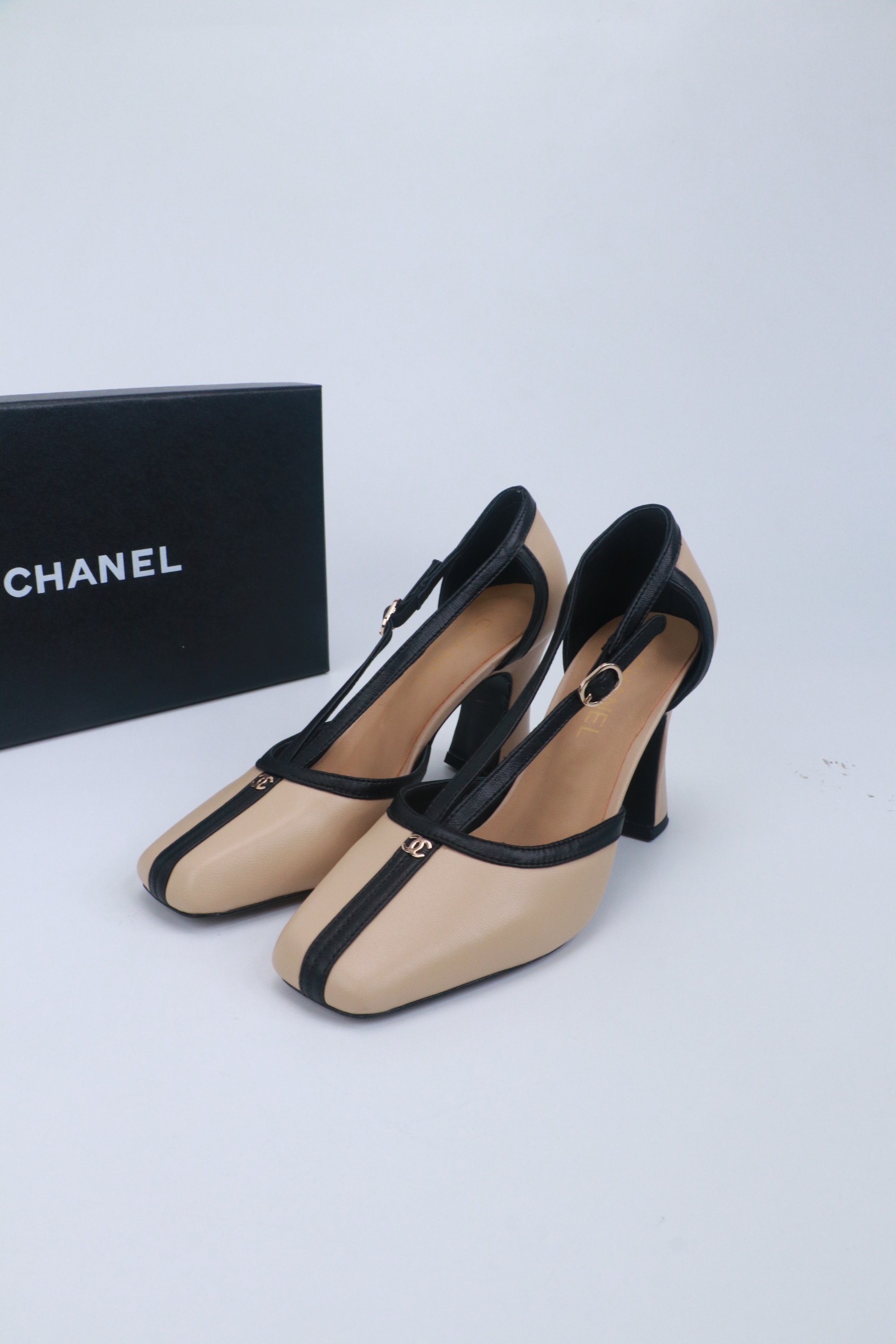 NO:780277,2026★★★★★ Many celebrities and internet celebrities are on their feet, a versatile series popularized by domestic and foreign bloggers, the first choice for spring and summer wardrobe must-have sandals. Upper imported cowhide lining: imported crystal sheepskin lining outsole original molded custom leather sole Shoe size: 35-39 (34, 40, 41, custom-made, non-refundable) Delivery of luxurious and latest counter simultaneous packaging, high-heeled shoes, sandals, high  heels,cowhide,sheepskin198609092026★★★★★ 众多明星网红上脚,国内外博主刷爆的一个百搭系列,春夏衣橱搭配必备 凉鞋首选. 鞋面进口牛皮  内里: 进口水晶羊皮内里 大底原版开模定制真皮底 鞋码: 35-39（34、40、41、定做不退换） 配送豪华最新专柜同步包装,高跟鞋单鞋,sandals,high heels,cowhide,sheepskin,Women's Shoes