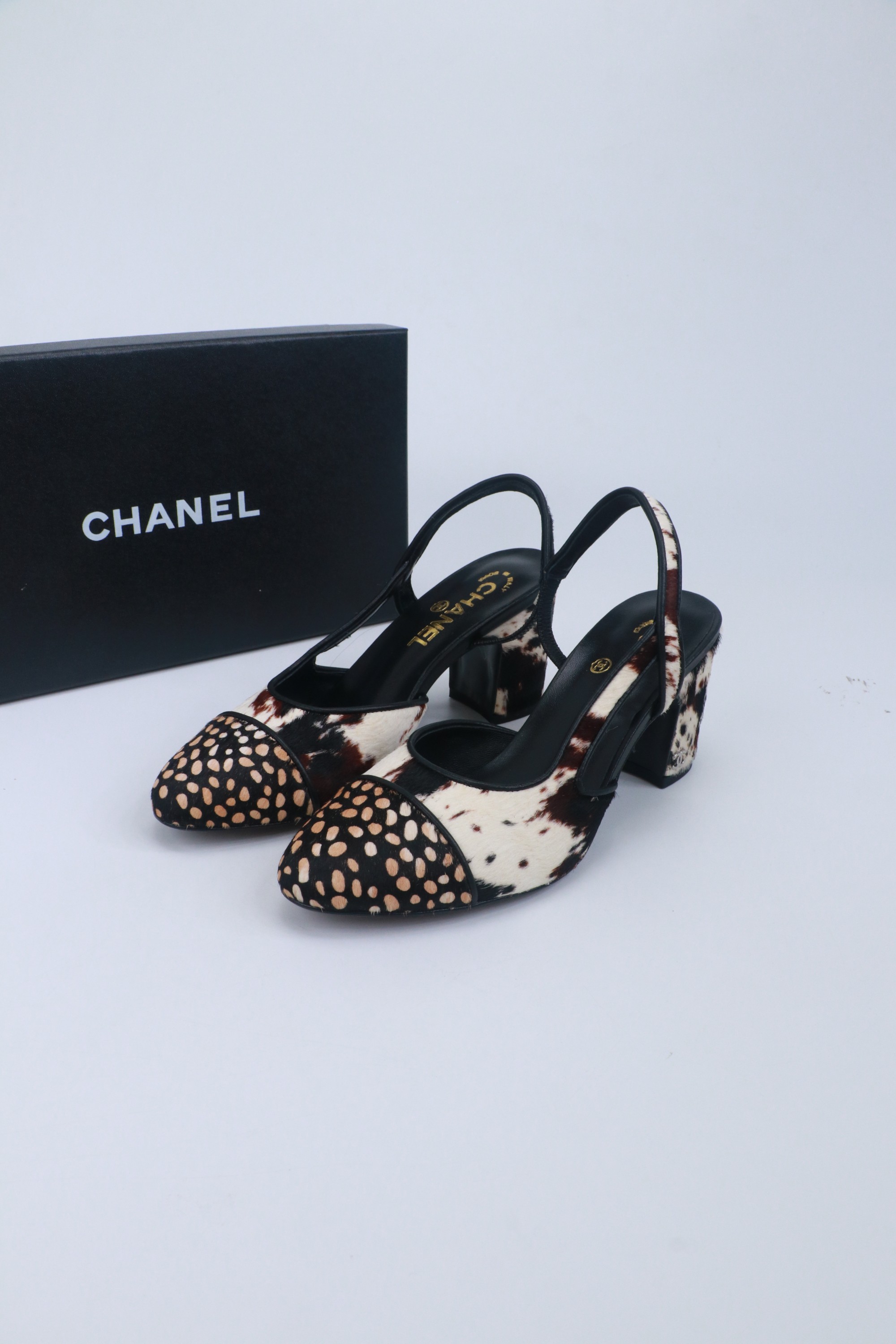 NO:780252,CHANE*｜26S splicing series Leopard print and horse hair color matching. Classic two-color splicing collides with wild leopard print. Iconic metal buckle embellishes the side of the shoe. The light and shadow reveal the brand genes. The neat pointed toe modifies the foot shape. It is slender and white. The back strap is breathable and light for walking without restraint in summer. There are two options of flat low thick heels. Stable and easy to walk without getting tired for a long time. Hand-tanned in Italy. Every inch of leather is fine and soft.  It is elegant and casual when paired with soft tweed. It is suitable for both commuting and parties. Wear uninhibitedness and sophistication under your feet to interpret the effortless high-end fashion. The fabric is made of original customized horse hair. The lining and toes are all silk sheepskin. Italian imported leather outsole size 35-39 (customized by 4041) No. 93220260403, sandals, chanel, sandals, sheepskin, Leather soles19860909CHANE*｜26S拼接系列 豹纹马毛拼色 以经典双色拼接碰撞野性豹纹 标志性金属扣点缀鞋侧 光影间流露品牌基因 . 利落尖头修饰脚型 纤长显白 后空绊带透气轻盈 夏日行走无拘. 平底低粗跟两款可选 稳固好走 久穿不累. 意大利手工鞣制 每寸皮质细腻软糯 . 搭配软呢优雅、配随性 搭妩媚 通勤派对皆适配 把不羁与精致穿在脚下 诠释式不费力的高定时髦. 面料采用原版定制马毛 内里踮脚均为丝绸羊皮 意大利进口真皮大底 size35-39（4041定制） 编号93220260403,凉鞋单鞋,chanel,sandals,sheepskin,Leather soles,Women's Shoes