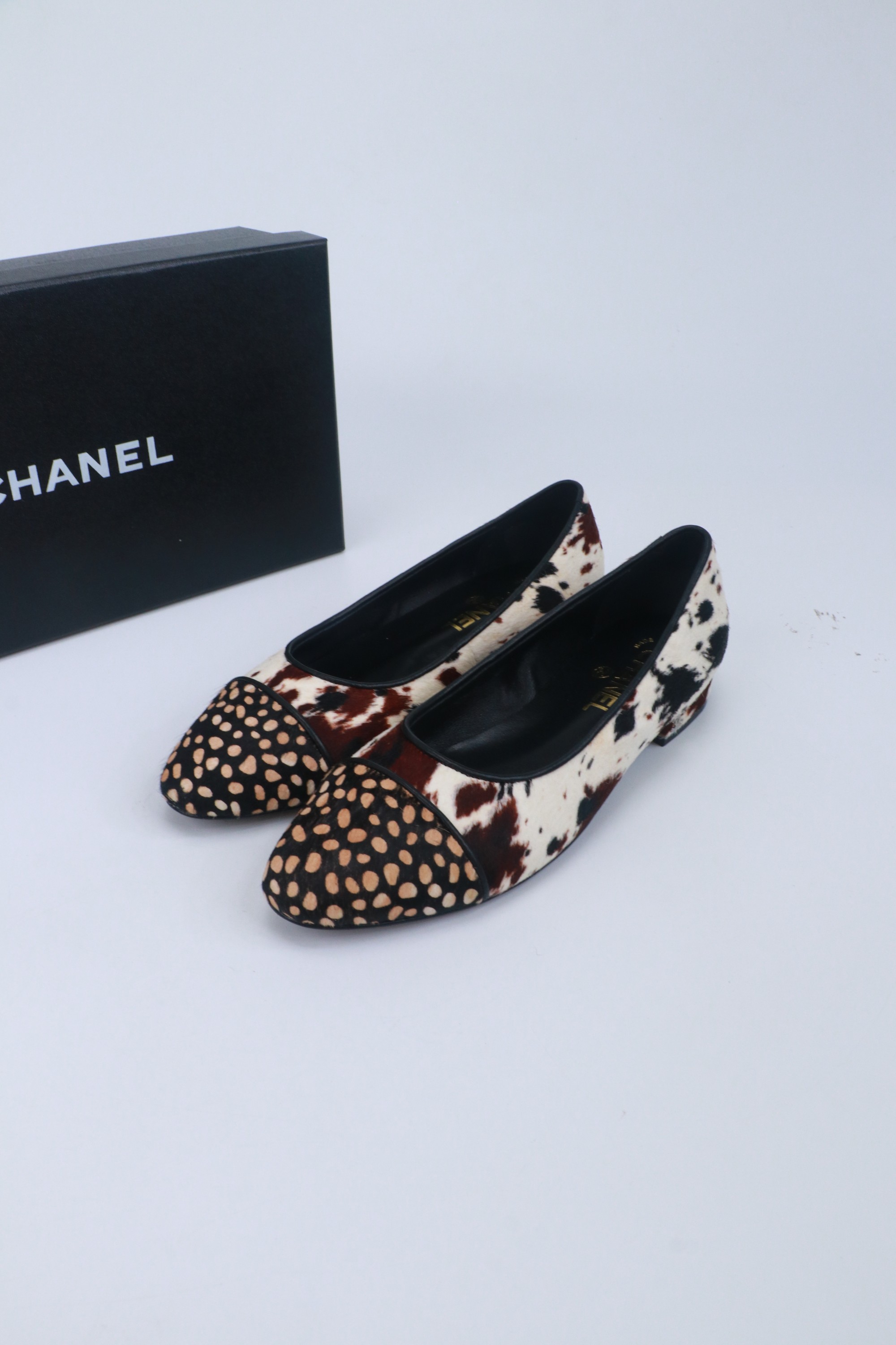 NO:780270,CHANE*｜26S splicing series Leopard print and horse hair color matching. Classic two-color splicing collides with wild leopard print. Iconic metal buckle embellishes the side of the shoe. The light and shadow reveal the brand genes. The neat pointed toe modifies the foot shape. It is slender and white. The back strap is breathable and light for walking without restraint in summer. There are two options of flat low thick heels. Stable and easy to walk without getting tired for a long time. Hand-tanned in Italy. Every inch of leather is fine and soft.  It is elegant and casual when paired with soft tweed. It is suitable for both commuting and parties. Wear uninhibitedness and sophistication under your feet to interpret the effortless high-end fashion. The fabric is made of original customized horse hair. The lining and toes are all silk sheepskin. Italian imported leather outsole size 35-39 (customized by 4041) No. 93220260403, sandals, chanel, sandals, sheepskin, Leather soles19860909CHANE*｜26S拼接系列 豹纹马毛拼色 以经典双色拼接碰撞野性豹纹 标志性金属扣点缀鞋侧 光影间流露品牌基因 . 利落尖头修饰脚型 纤长显白 后空绊带透气轻盈 夏日行走无拘. 平底低粗跟两款可选 稳固好走 久穿不累. 意大利手工鞣制 每寸皮质细腻软糯 . 搭配软呢优雅、配随性 搭妩媚 通勤派对皆适配 把不羁与精致穿在脚下 诠释式不费力的高定时髦. 面料采用原版定制马毛 内里踮脚均为丝绸羊皮 意大利进口真皮大底 size35-39（4041定制） 编号93220260403,凉鞋单鞋,chanel,sandals,sheepskin,Leather soles,Women's Shoes