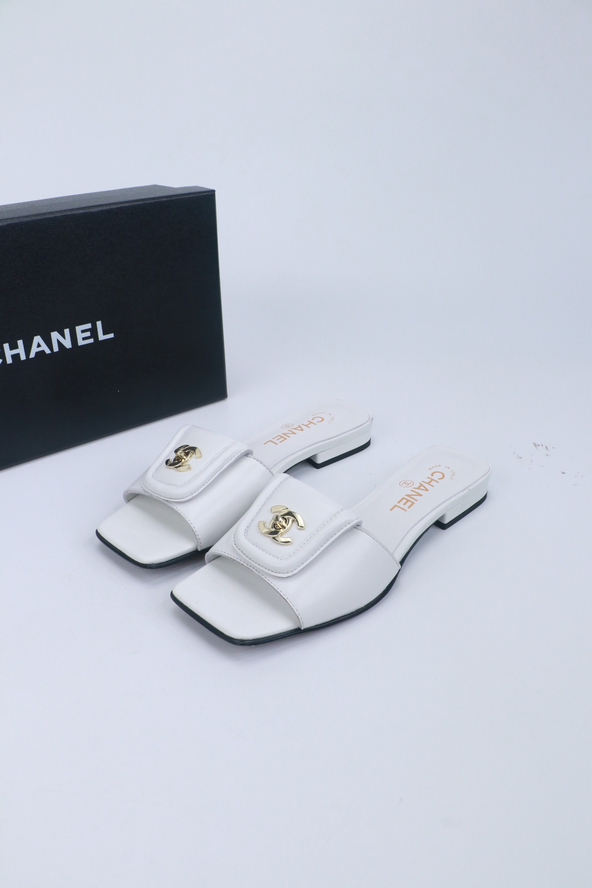 NO:780243,2026★★★★★ Many celebrities and Internet celebrities are on their feet. A versatile series popularized by domestic and foreign bloggers. It is the first choice for spring and summer wardrobe must-have sandals. Upper imported cowhide lining: imported crystal sheepskin lining outsole original molded custom leather sole Shoe size: 35-39 (34, 40, 41, custom-made, non-refundable)  Delivery of luxury latest counters with simultaneous packaging, slippers, sandals, slippers, cowhide, sheepskin198609092026★★★★★ 众多明星网红上脚,国内外博主刷爆的一个百搭系列,春夏衣橱搭配必备 凉鞋首选. 鞋面进口牛皮  内里: 进口水晶羊皮内里 大底原版开模定制真皮底 鞋码: 35-39（34、40、41、定做不退换） 配送豪华最新专柜同步包装,拖鞋,sandals,slippers,cowhide,sheepskin,Women's Shoes
