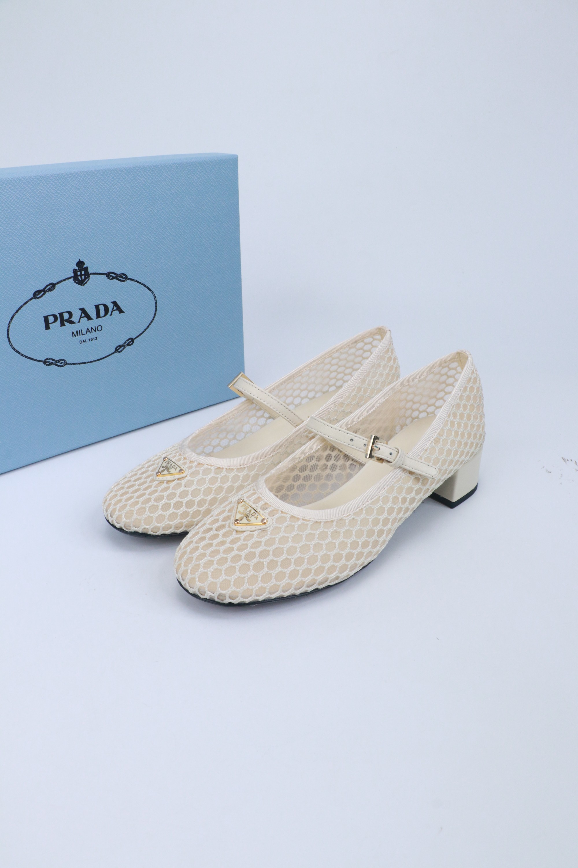 NO:780309,-Top quality 26Ss spring and summer new model Rada Prada classic triangle logo mesh fabric heel shoes hollow fishnet buckle Mary Jane ballet shoes thick heel shoes These ballet fishnet shoes have a soft silhouette and classic details, showing exquisite and timeless style. The mesh fabric is reinterpreted with lace patterns, delicate and exquisite, unique. The upper is embellished with narrow ribbons and engraved logo metal buckles Enamel-coated triangle metal logo Customized fishnet on the upper  Sheepskin lining, heel height 3.5cm, Italian genuine leather outsole, size 35-39 (40.41 custom made, non-returnable), single shoes, prada, mary jane, sheepskin, Leather soles19860909-顶级品质 26Ss春夏新款rada普拉达 经典三角标网眼织物带跟单鞋镂空渔网扣带玛丽珍鞋芭蕾舞鞋粗跟单鞋 这款芭蕾渔网鞋廓形柔美,细节经典,彰显精致隽永格调.以花边图案重新演绎网眼织物,细腻精美,别具一格. 鞋面点缀窄饰带与雕刻徽标金属搭扣 涂珐琅三角形金属徽标 鞋面定制渔网 内里垫脚羊皮 跟高3.5cm 鞋底意大利真皮大底 码数35-39（40.41定做不退换）,单鞋,prada,mary jane,sheepskin,Leather soles,Women's Shoes