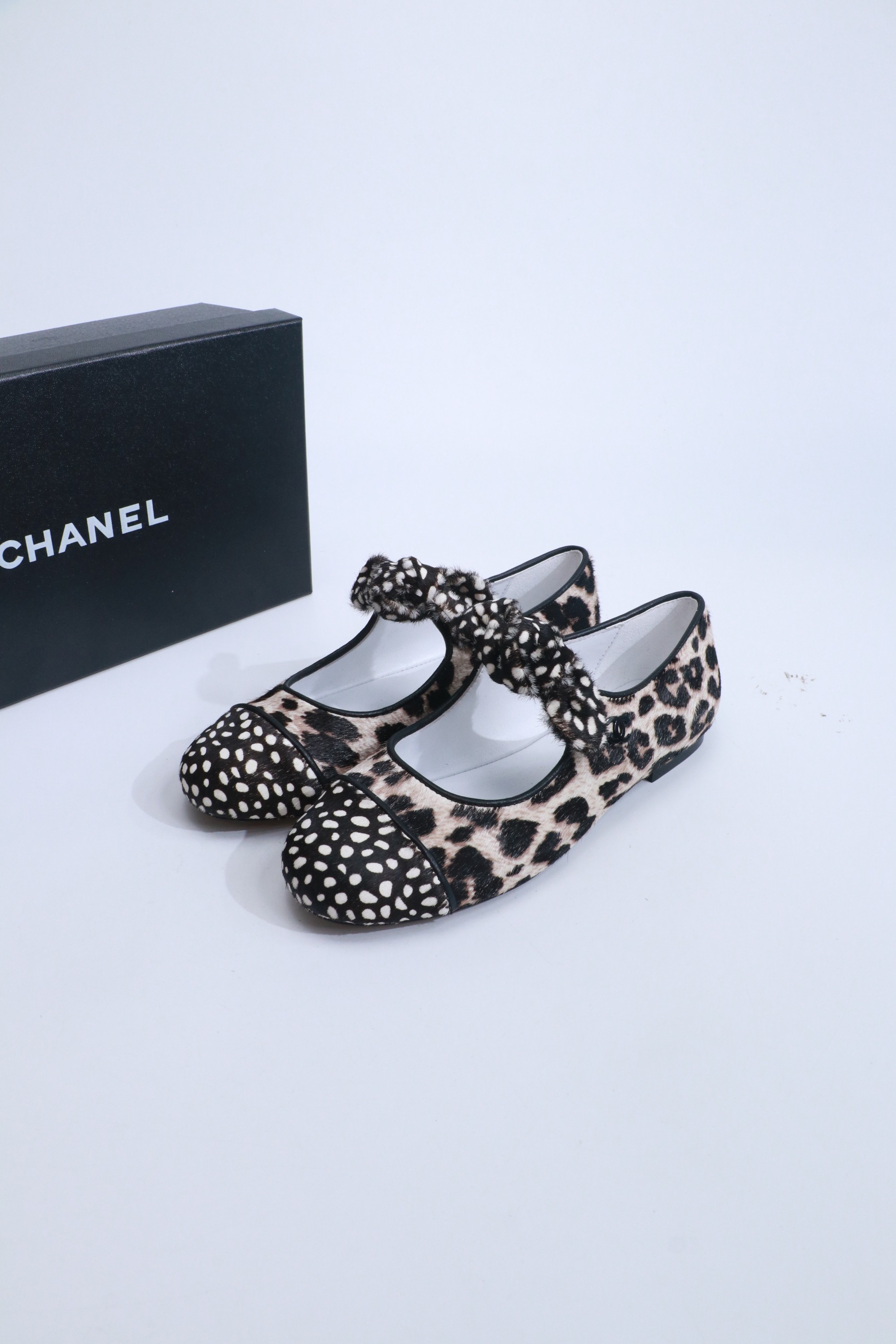 NO:818910,2026★★★★★ Many celebrities and internet celebrities are on their feet, a versatile series popularized by domestic and foreign bloggers, the first choice for spring and summer wardrobe must-have sandals. Upper imported cowhide lining: imported crystal sheepskin lining outsole original molded custom leather sole Shoe size: 35-39 (34, 40, 41, custom-made, non-refundable) Delivery of luxurious and latest counter simultaneous packaging, ballet shoes, sandals, cowhide, sheepskin198609092026★★★★★ 众多明星网红上脚,国内外博主刷爆的一个百搭系列,春夏衣橱搭配必备 凉鞋首选. 鞋面进口牛皮  内里: 进口水晶羊皮内里 大底原版开模定制真皮底 鞋码: 35-39（34、40、41、定做不退换） 配送豪华最新专柜同步包装,芭蕾舞鞋,sandals,cowhide,sheepskin,Women's Shoes