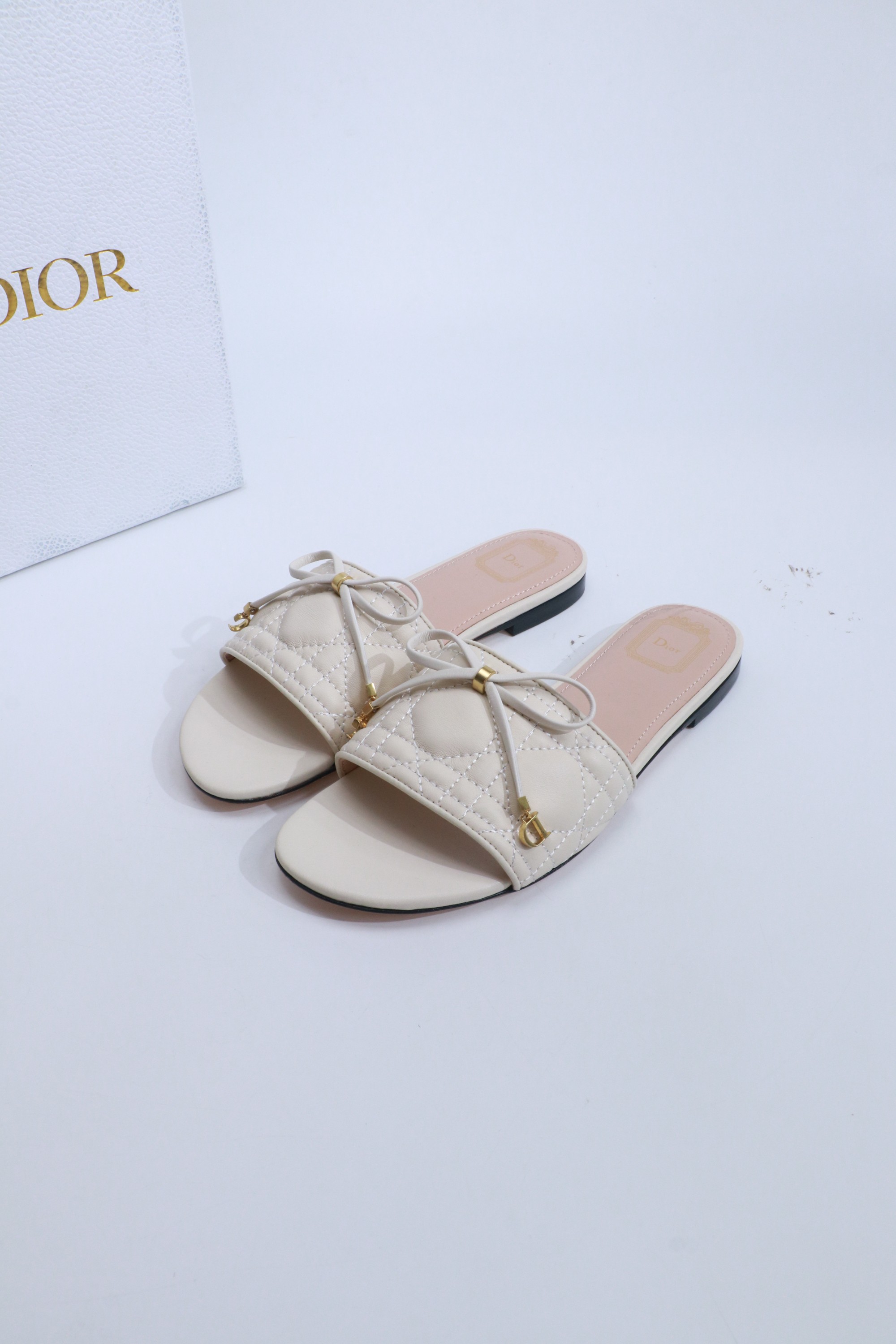 NO:818901,J'ADIOR Dior 2026 early spring new ribbon bow high-heeled women's shoes. Stars' same style CD letter logo flat bottom square toe hollow color matching shoes. The top version on the market. Material upper imported environmentally friendly jacquard + water-dyed sheepskin lining + Italian leather outsole. Heel height:  Size34-42 (34.40.41.42. No return or exchange), slippers, dior, dior, slippers, sheepskin, Leather soles19860909J'ADIOR 迪奥 Dior 2026早春新款织带蝴蝶结高跟女鞋 明星同款CD字母logo平底方头镂空拼色单鞋 市面顶级版本 材质鞋面进口环保提花+水染羊皮内里+意大利真皮大底 跟高: Size34-42（34.40.41.42.定律不退换）,拖鞋,dior,dior,slippers,sheepskin,Leather soles,Women's Shoes