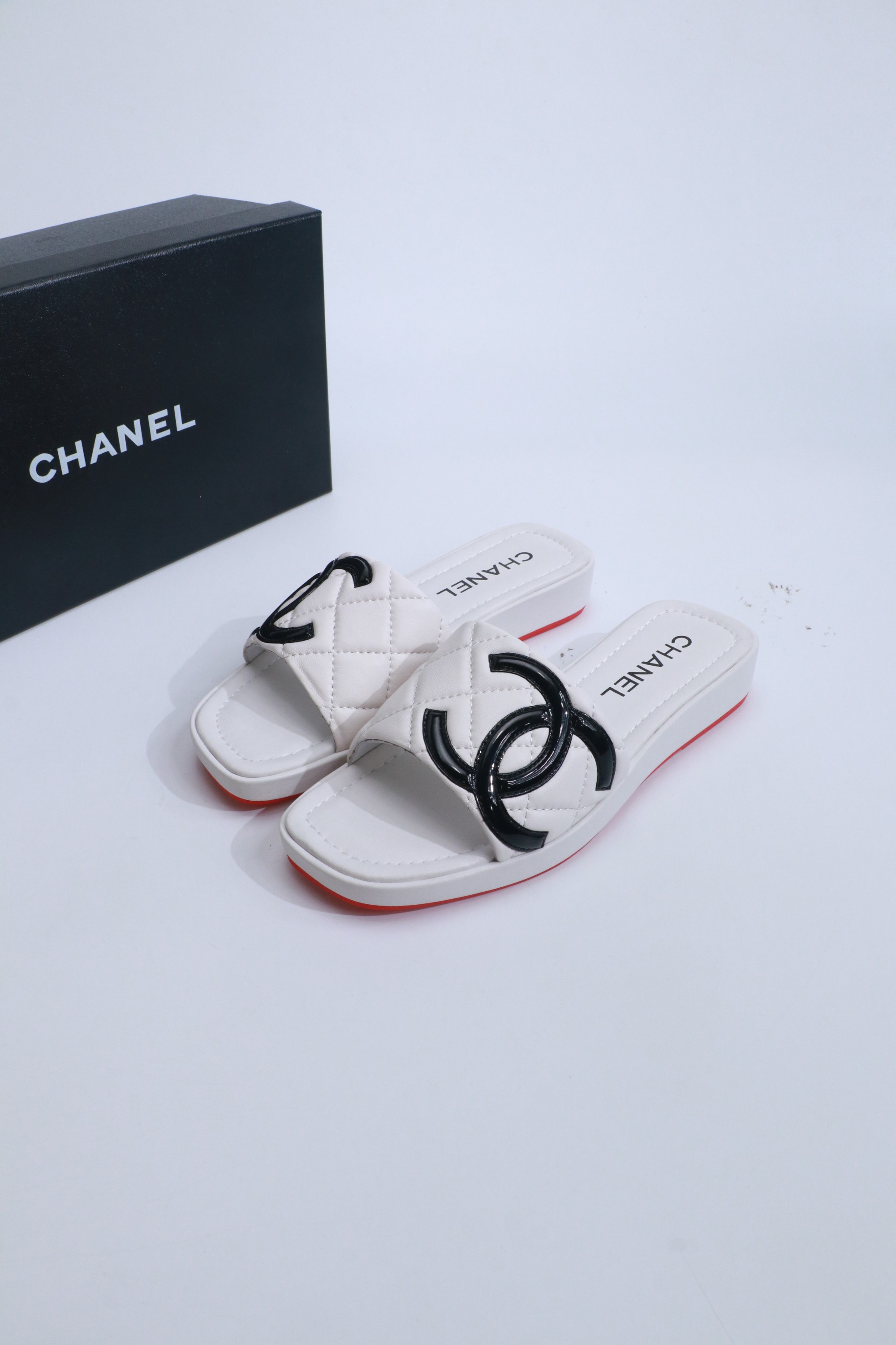 NO:818892,2026★★★★★ Many celebrities and Internet celebrities are on their feet. A versatile series popularized by domestic and foreign bloggers. The must-have sandals for spring and summer wardrobes. The upper is imported cowhide. The lining: imported crystal sheepskin lining. The outsole is original molded and customized. PCU shoe size: 35-39 (34, 40, 41, custom-made, non-refundable)  Delivery of luxury latest counters with simultaneous packaging, slippers, sandals, slippers, cowhide, sheepskin198609092026★★★★★ 众多明星网红上脚,国内外博主刷爆的一个百搭系列,春夏衣橱搭配必备 凉鞋首选. 鞋面进口牛皮  内里: 进口水晶羊皮内里 大底原版开模定制PCU 鞋码: 35-39（34、40、41、定做不退换） 配送豪华最新专柜同步包装,拖鞋,sandals,slippers,cowhide,sheepskin,Women's Shoes