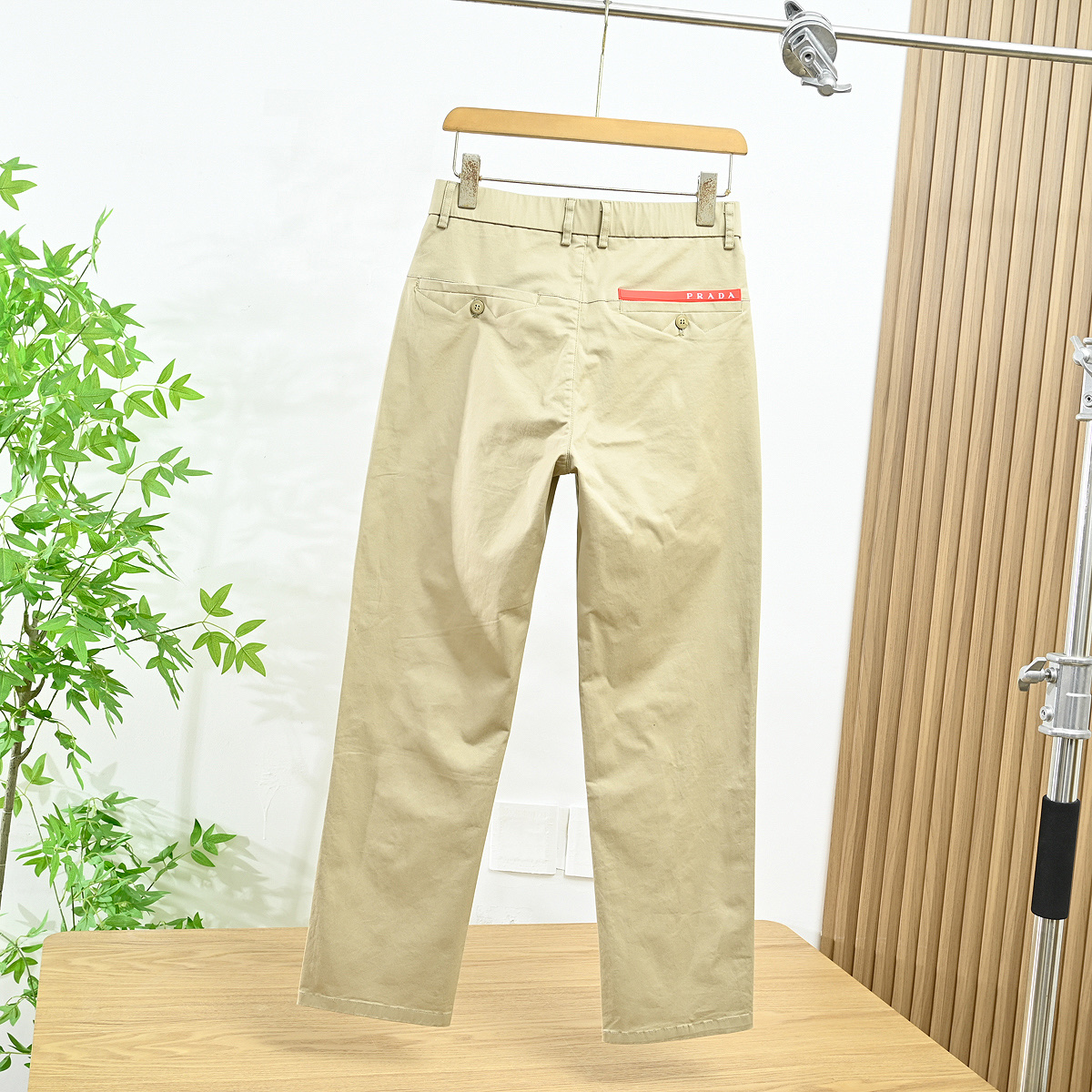 💰155包邮
PRADA /普拉达2025夏季新款男士时尚运动休闲裤,上身版型超赞!
绝对的完美牛货!西裤腰围,直筒裤型,适合各种搭配!运动休闲 适合各种场合 并且面料有微弹性!
裤子立体剪裁,上身效果非常棒!腿型显得很干练,非常好配鞋子!真心推荐,舒服到爆的裤子!
这款不管是从面料,还是做工,版型,各个方面都做都了极致,后口袋处红色皮标字母log 凸显大牌奢感的,简单大气的一款休闲九分裤裤!三标齐全!
颜色: 卡其色 杏色 黑色
尺码 腰围 臀围 裤长 体重
28 71 95 98 90-105
29 73.5 97.5 99 105-115
30 76 100 100 115-125
31 78.5 102.5 101 125-135
32 81 105 102 135-145
33 83.5 107.5 103 145-155
34 86 110 104 155-165
36 91 115 105 165-180
38 96 120 106 180-200
温馨提示:纯手工测量,存在1-2CM误差!!