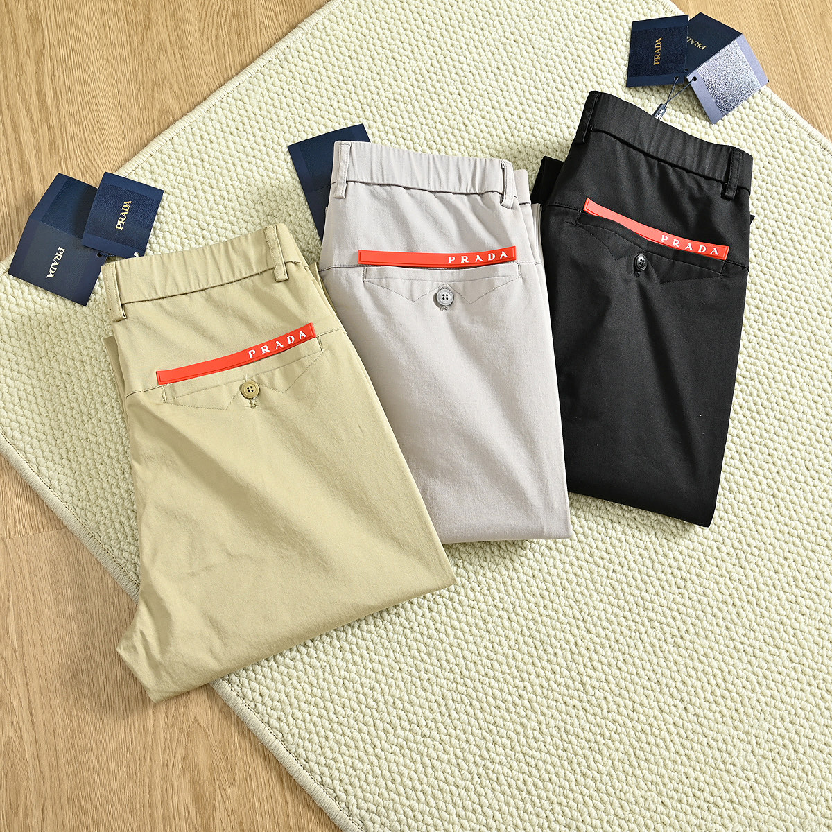 💰155包邮
PRADA /普拉达2025夏季新款男士时尚运动休闲裤,上身版型超赞!
绝对的完美牛货!西裤腰围,直筒裤型,适合各种搭配!运动休闲 适合各种场合 并且面料有微弹性!
裤子立体剪裁,上身效果非常棒!腿型显得很干练,非常好配鞋子!真心推荐,舒服到爆的裤子!
这款不管是从面料,还是做工,版型,各个方面都做都了极致,后口袋处红色皮标字母log 凸显大牌奢感的,简单大气的一款休闲九分裤裤!三标齐全!
颜色: 卡其色 杏色 黑色
尺码 腰围 臀围 裤长 体重
28 71 95 98 90-105
29 73.5 97.5 99 105-115
30 76 100 100 115-125
31 78.5 102.5 101 125-135
32 81 105 102 135-145
33 83.5 107.5 103 145-155
34 86 110 104 155-165
36 91 115 105 165-180
38 96 120 106 180-200
温馨提示:纯手工测量,存在1-2CM误差!!