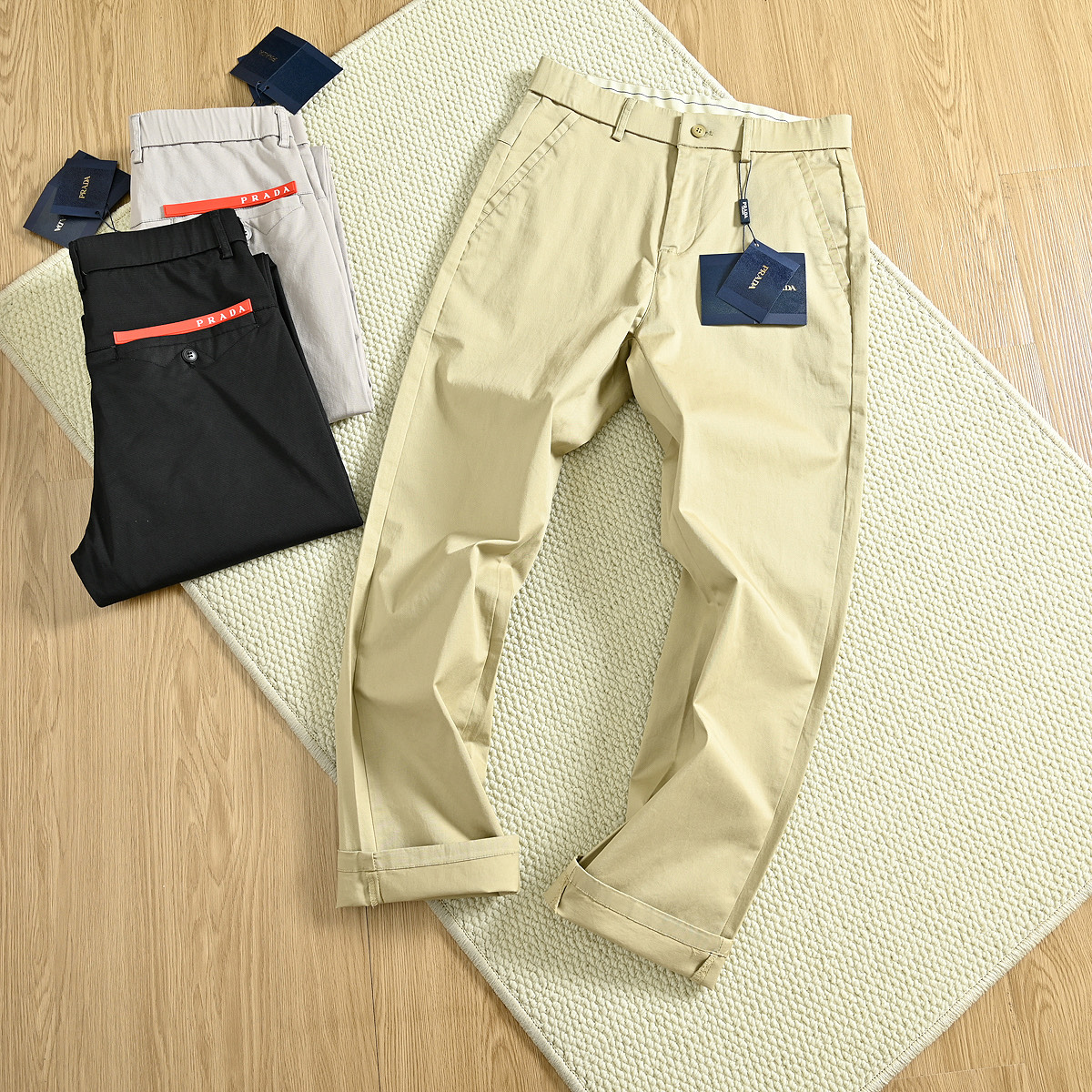 💰155包邮
PRADA /普拉达2025夏季新款男士时尚运动休闲裤,上身版型超赞!
绝对的完美牛货!西裤腰围,直筒裤型,适合各种搭配!运动休闲 适合各种场合 并且面料有微弹性!
裤子立体剪裁,上身效果非常棒!腿型显得很干练,非常好配鞋子!真心推荐,舒服到爆的裤子!
这款不管是从面料,还是做工,版型,各个方面都做都了极致,后口袋处红色皮标字母log 凸显大牌奢感的,简单大气的一款休闲九分裤裤!三标齐全!
颜色: 卡其色 杏色 黑色
尺码 腰围 臀围 裤长 体重
28 71 95 98 90-105
29 73.5 97.5 99 105-115
30 76 100 100 115-125
31 78.5 102.5 101 125-135
32 81 105 102 135-145
33 83.5 107.5 103 145-155
34 86 110 104 155-165
36 91 115 105 165-180
38 96 120 106 180-200
温馨提示:纯手工测量,存在1-2CM误差!!