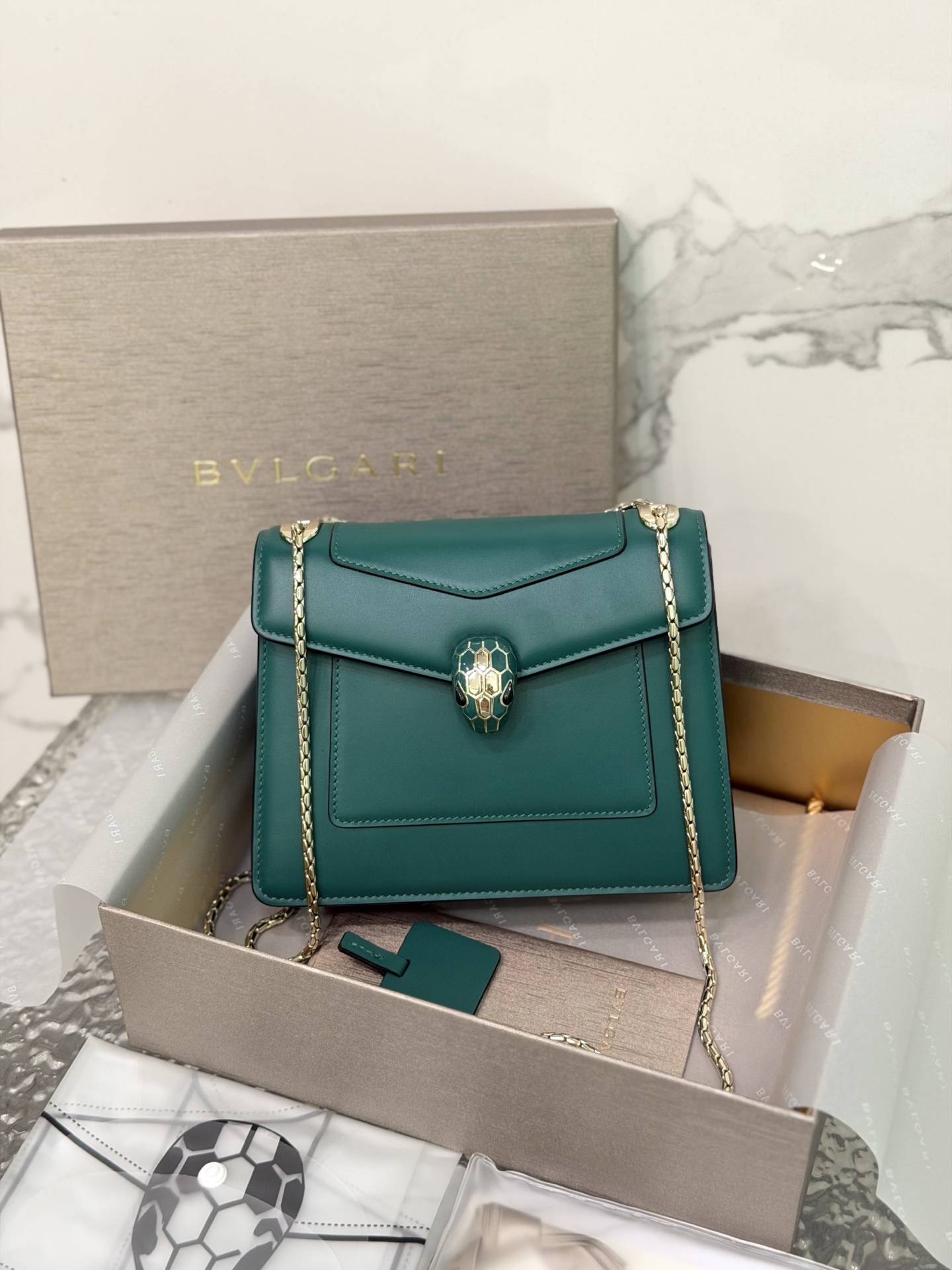 Serpenti Forever Day-to-Night series small shoulder bag is made of exquisite leather material, showing the elegant, versatile and classic design style with modern temperament, interpreting the classic style with modern style