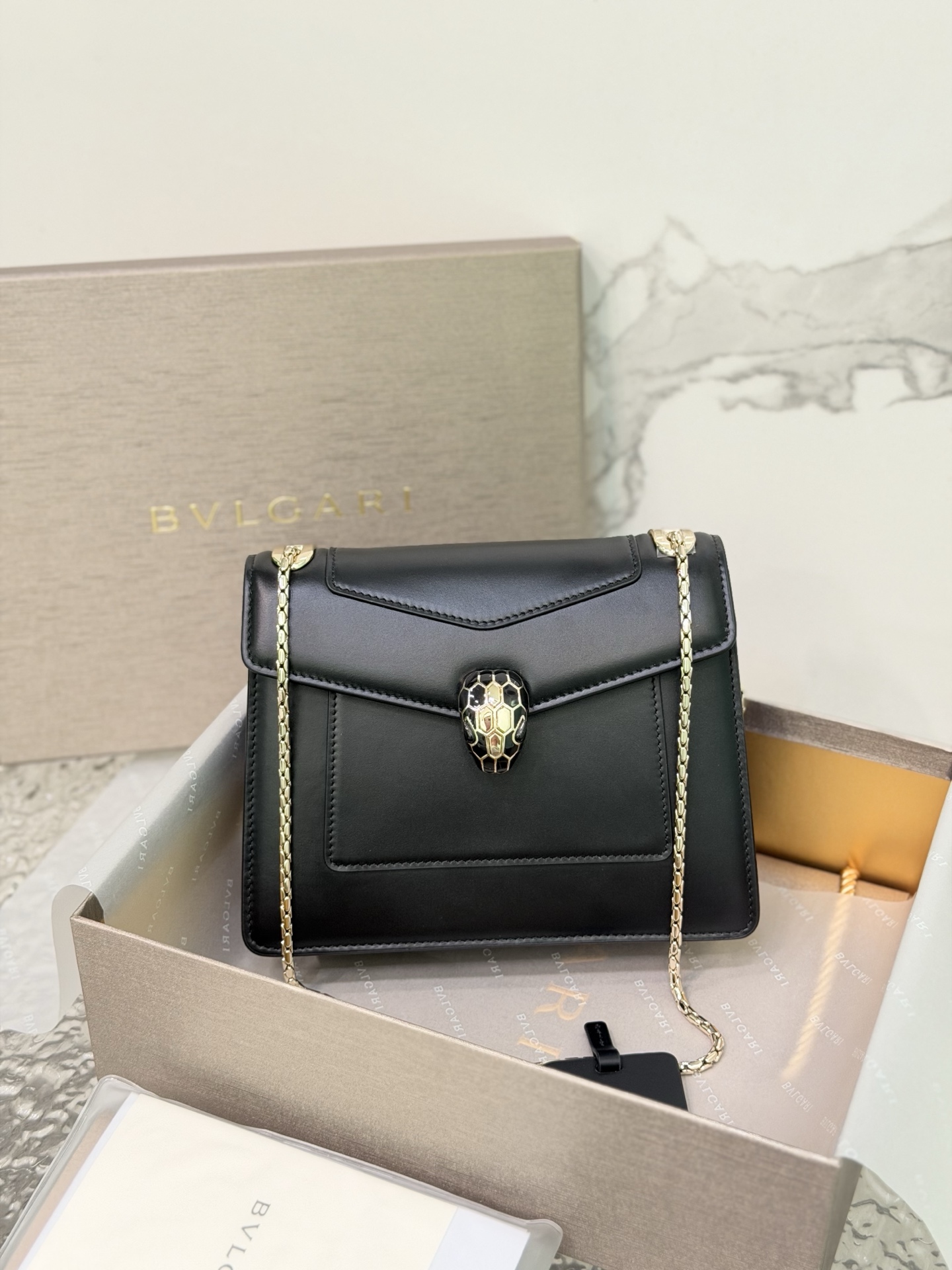 Serpenti Forever Day-to-Night series small shoulder bag is made of exquisite leather material, showing the elegant, versatile and classic design style with modern temperament, interpreting the classic style with modern style