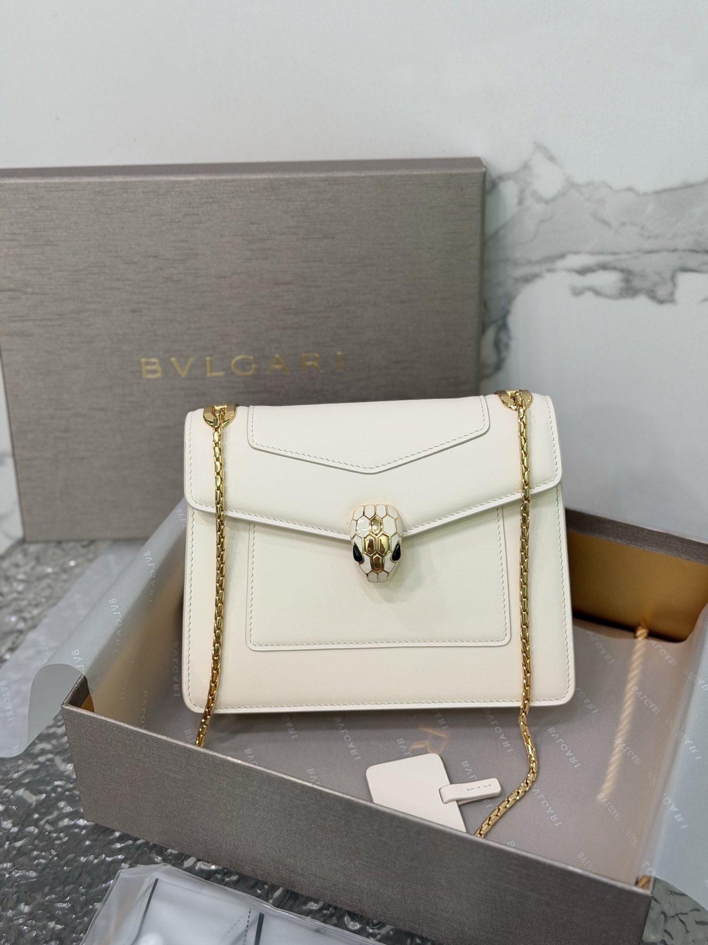 Serpenti Forever Day-to-Night series small shoulder bag is made of exquisite leather material, showing the elegant, versatile and classic design style with modern temperament, interpreting the classic style with modern style
