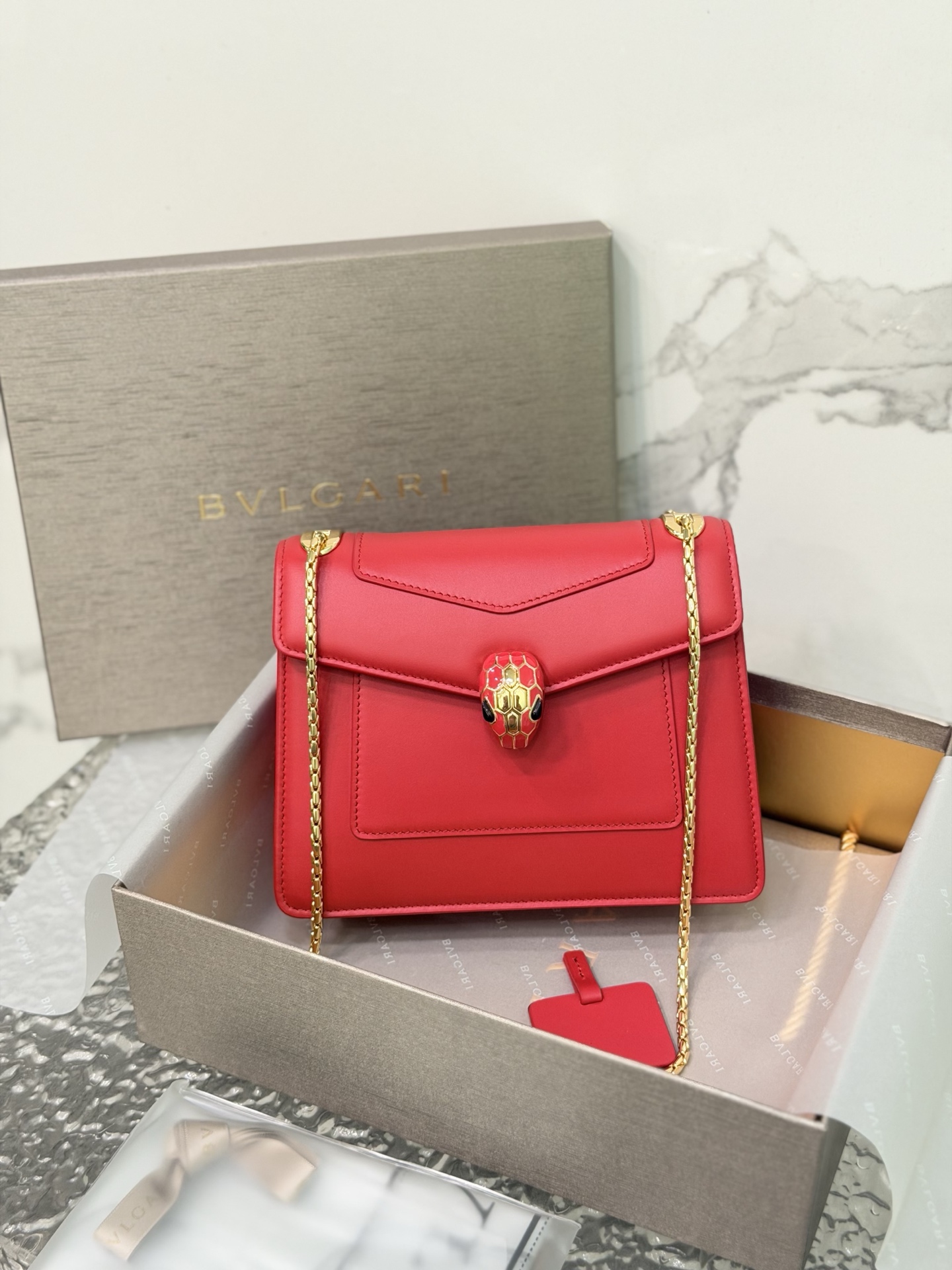 Serpenti Forever Day-to-Night series small shoulder bag is made of exquisite leather material, showing the elegant, versatile and classic design style with modern temperament, interpreting the classic style with modern style