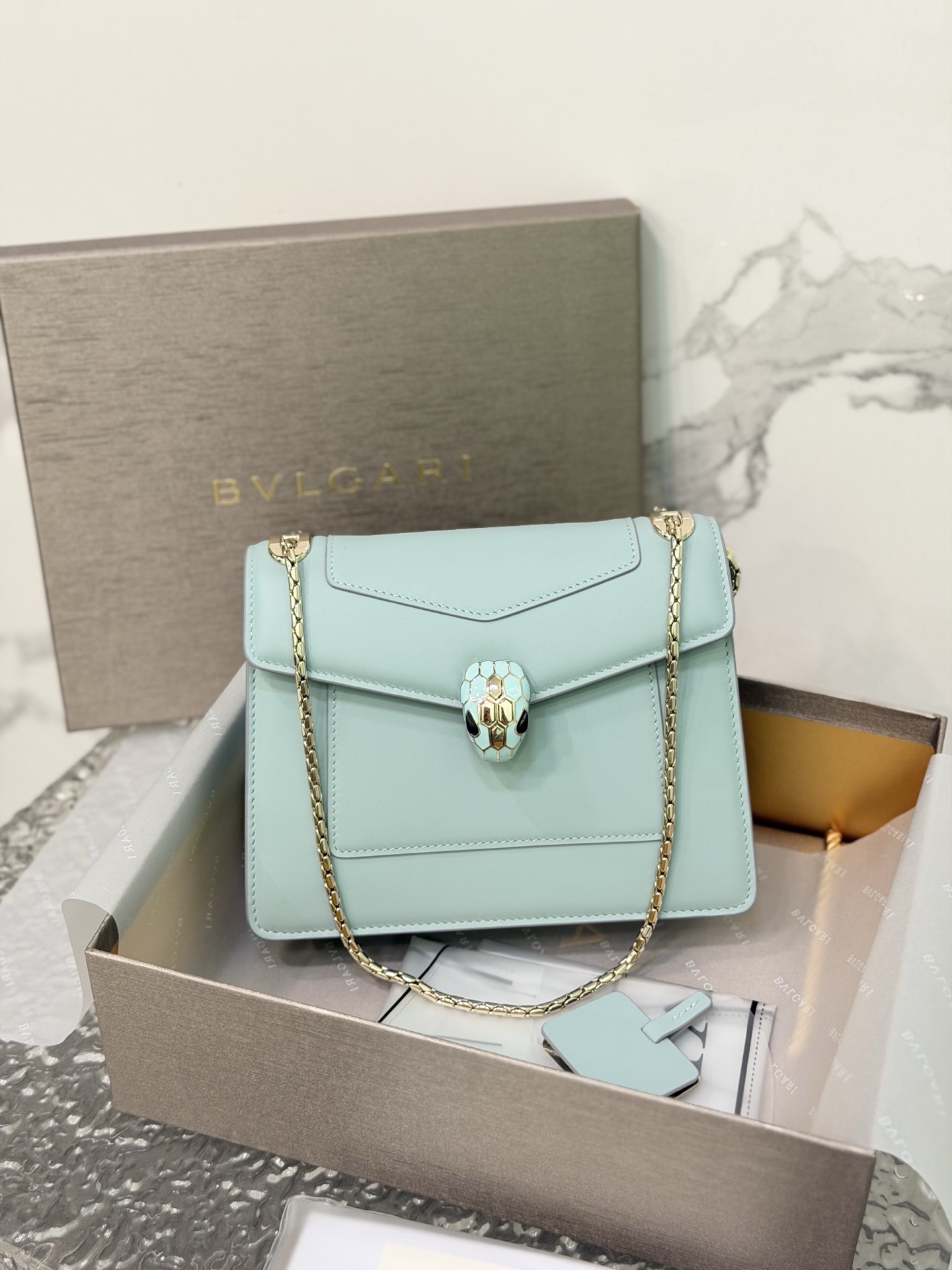Serpenti Forever Day-to-Night series small shoulder bag is made of exquisite leather material, showing the elegant, versatile and classic design style with modern temperament, interpreting the classic style with modern style