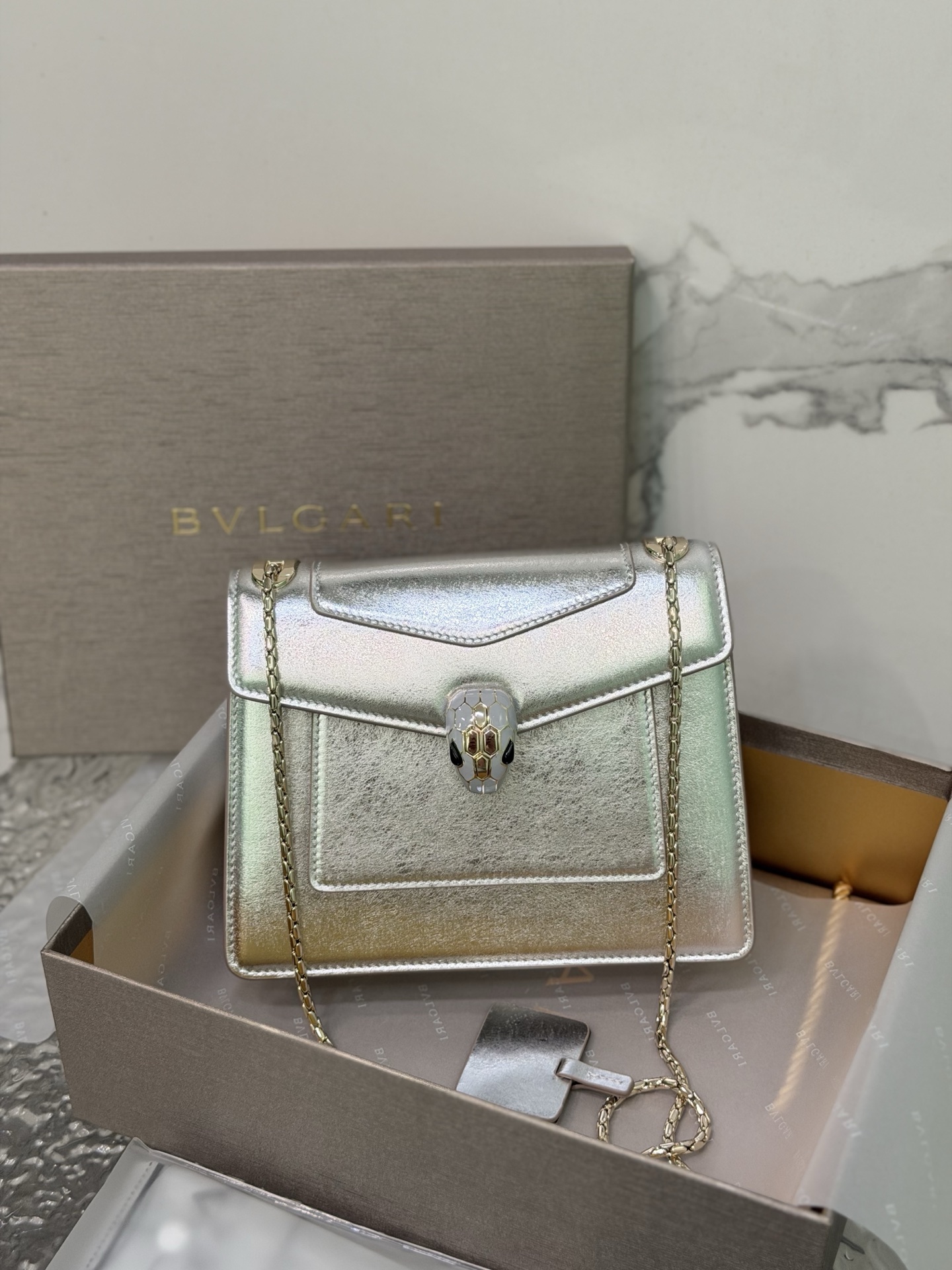 Serpenti Forever Day-to-Night series small shoulder bag is made of exquisite leather material, showing the elegant, versatile and classic design style with modern temperament, interpreting the classic style with modern style