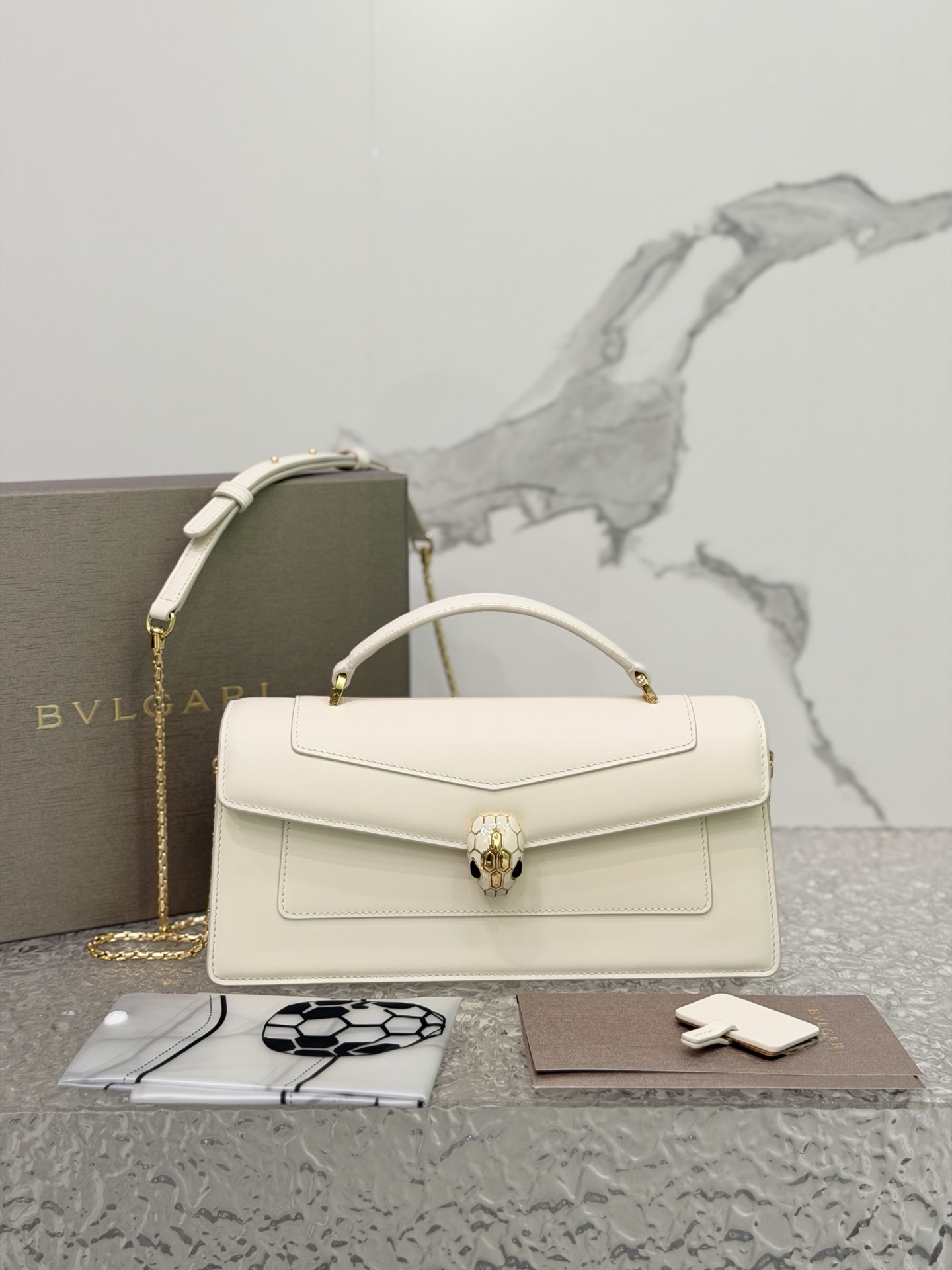 The Serpenti Forever Elongated handbag is made of black calfskin, full of modern flavor, fashionable and versatile