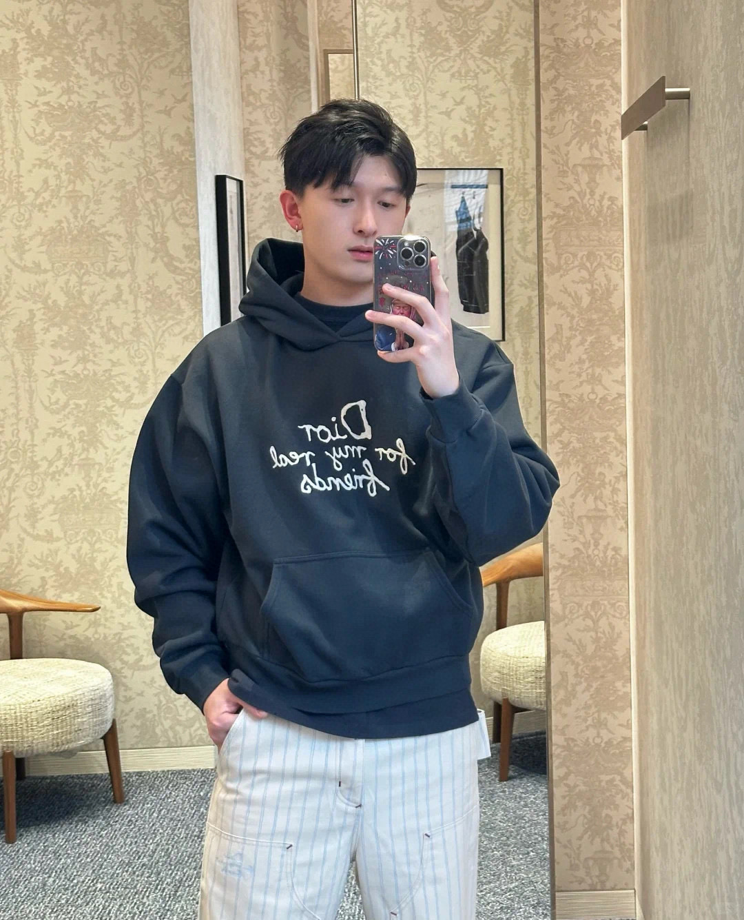 NO:127626,New CD on Dio / HYLTON NEL Loose-fitting sweatshirt This hooded sweatshirt displays the Di0r For My Real Friends logo from the DI0R AND HYLTON NEL co-branded series. It is carefully crafted from navy blue cotton velvet fabric, with contrasting embroidery on the front and practical kangaroo pockets. Casual cut, paired with ribbed bottom and cuffs, can be matched with a variety of casual outfits. Size XS S M L,,dior,hoodie,sweatshirts,hats,alexander wang19860909Dio上新CD / HYLTON NEL宽松版型卫衣 这款连帽运动衫展示来自 DI0R AND HYLTON NEL 联名系列的Di0r For My Real Friends 标志.采用海军蓝色棉质起绒面料精心制作,正面饰以对比鲜明的刺绣,设有实用的袋鼠式口袋.休闲剪裁,搭配罗纹底边和袖口,可与各式休闲装扮搭配.码数XS S M L,,dior,hoodie,sweatshirts,hats,alexander wang,Men's clothing