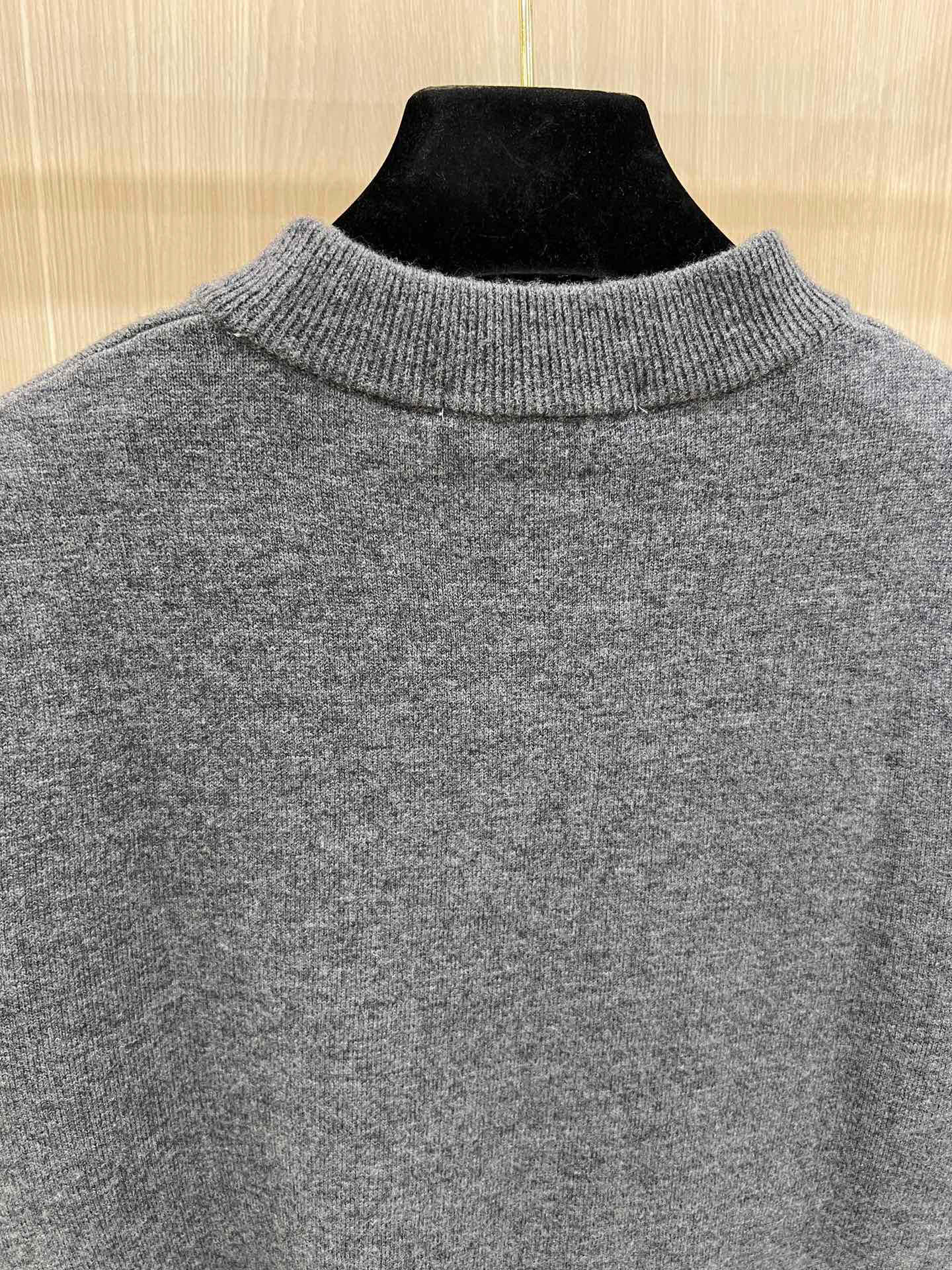 Ami Heart Wool Sweater: Unisex Warmth & Style for Fall/Winter - Gray/Black 6 i1763493461919 6397 0 4