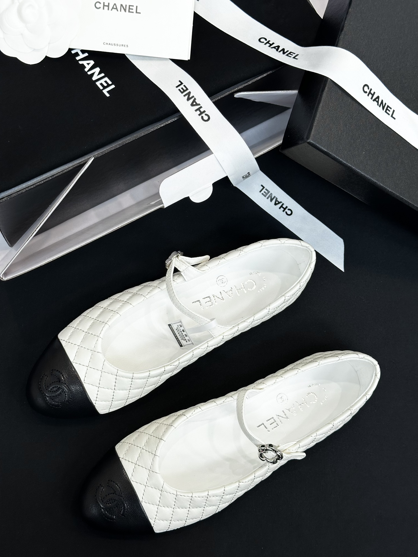 NO:646235,The top version produced in Guangdong, CHANEL 25A diamond ballet shoes, has been caught by Chanel's beautiful shoes. The diamond electric embroidery pattern is classic and elegant, and the color matching is also superb. Black and gold, black and silver, black and rice, collide with each other to create a sense of luxury!  Whether it is for daily outings or important occasions, step on it and you will instantly have a French fashion filter ~ Who knows, Xiao Xiangxiang's shoes can always be trusted for fashion combat effectiveness. Fabric sheepskin, sheepskin lining, outsole, genuine leather outsole, size 35/36/37/38/39/40 (40 non-returnable) No. 86253233, single shoes, chanel, chanel, sheepskin, Leather soles19860909莞产顶级版本 CHANEL香奈儿25A菱格芭蕾鞋单鞋 被香奈儿这波美鞋拿捏住啦,菱格电绣纹经典又优雅,配色也超绝,黑与金、黑与银、黑与米,碰撞出高级感！ 不管是日常出街还是重要场合,蹬上它,瞬间自带法式时髦滤镜~ 谁懂啊,小香香奶奶的鞋子,永远可以相信的时尚战斗力 面料羊皮 内里羊皮 大底真皮大底 尺码35/36/37/38/39/40（40不退换） 编号86253233,单鞋,chanel,chanel,sheepskin,Leather soles,Women's Shoes