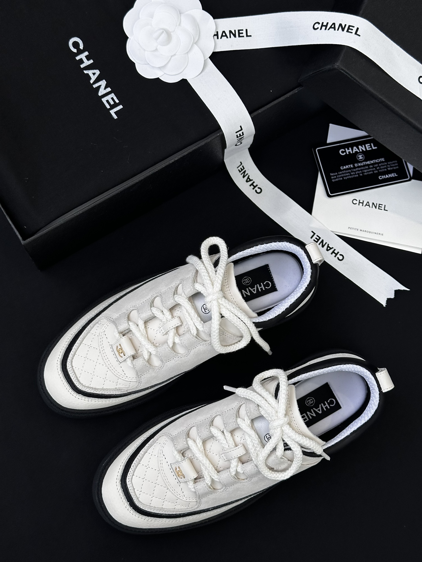 NO:646258,The top version of Wanguan-made CHANEL Chanel's new autumn and winter panda sneakers, a must-have for delicate pig girls. Big discount for orders from trading companies!  This women's casual color-blocked rhombus lace-up thick-soled sneakers are a popular choice in the purchasing industry. Everyone has already seen the charm of the fragrant grandmother. Every time a new series is launched, it is irresistible and has become a new hot item!  The appearance is amazing, I really have nothing to say!  This sneaker is not only versatile, but also has a sense of luxury and comfort. The retro and versatile shoe shape has both good looks and comfort, which makes people fall in love with it. How can you say no to such a small fragrance?  Friends who like it, please hurry up and wear it early to look beautiful!  This season’s design, I think, is more eye-catching than previous years’ white shoes!  The fabric is made of cowhide and cow suede, and the combination of the two materials makes the whole pair of shoes full of texture. The leather is very comfortable to touch, soft and delicate. Moreover, the whole pair of shoes is very light and does not give people a heavy feeling. The technology has been upgraded, the comfort is very good, and the outsole is lighter and softer, allowing you to feel comfortable and free while walking.  The tongue is made of sheepskin, which is soft to the touch and very breathable. The interior is made of breathable fly-knit mesh imported from South Korea to keep your feet dry during exercise. The two-color rubber outsole is not only wear-resistant and non-slip, but also adds to the fashion sense of the entire pair of shoes. It is perfect in terms of appearance, comfort and design. It can not only meet your daily wear needs, but also add points to your fashion taste. Sisters, hurry up and get it!  Let your shoe cabinet have more of the charm of fragrant grandma!  Due to its unique design and high popularity, this new CHANEL Milan catwalk sneaker is often out of stock at counters, making it a 'series that you can't buy at all'. But don't worry, we provide you with an excellent purchase opportunity, so that you can also own this pair of fashionable shoes that make people want to weld them on their feet. Size 35/36/37/38/39/40 (40 non-refundable)  No. 86256236, casual shoes/sports shoes, chanel, chanel, sneakers, cowhide, sheepskin19860909莞产顶级版本 CHANEL 香奈儿秋冬新款熊猫运动鞋,精致猪猪女孩必备 贸易公司订单大放送！这款女休闲拼色菱格系带厚底运动鞋,是代购界的热门之选,香奶奶的魅力,大家早已有目共睹,每一次推出的新系列,都让人难以抗拒,成为新的爆款！ 颜值爆表,真的没话说！这款运动鞋不仅百搭,更兼具奢华感与舒适度.复古又百搭的鞋型,颜值与舒适俱佳,让人爱不释手.这样的小香,你怎么能对她说不呢？喜欢的小伙伴们可要抓点紧,早穿早美哦！ 这一季的设计,我觉得比往年的小白鞋更有亮点！面料采用牛皮与牛反毛的拼接,双材质的结合,让整双鞋子充满了质感.皮质摸起来非常舒服,柔软而细腻.而且,整双鞋子很轻盈,不会给人沉重的感觉.工艺升级,舒适度非常棒,大底更加轻盈、更软,让你在行走间也能感受到舒适与自在. 鞋舌采用羊皮材质,触感柔软,透气性也非常好.内里则选用韩国进口的透气飞织网布,让你的双脚在运动中也能保持干爽.橡胶组合双色大底,不仅耐磨防滑,更增添了整双鞋子的时尚感. 无论是从颜值、舒适度还是设计感上,都堪称完美.它不仅能够满足你日常穿搭的需求,更能为你的时尚品味加分.姐妹们,赶紧入手吧！让你的鞋柜里,多一份香奶奶的魅力！ 这款CHANEL新款米兰走秀运动鞋,由于其独特的设计和极高的热度,专柜常常处于断货状态,堪称“根本就买不到系列”.但别担心,我们为你提供了绝佳的购买机会,让你也能拥有这双让人恨不得焊在脚上的潮鞋. 尺码35/36/37/38/39/40（40不退换） 编号86256236,休闲鞋/运动鞋,chanel,chanel,sneakers,cowhide,sheepskin,Women's Shoes