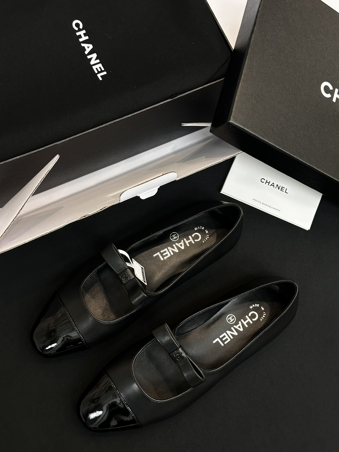 NO:646275,The top version produced in Guangdong, CHANEL Chanel 25B bow Mary Jane shoes, classic double C small buckle flat ballet shoes, Chanel 25B, good-looking and easy-to-wear ballet shoes. This season's ballet shoes are really hard not to catch your eye!  The small square-headed bow is so pretty!  The classic double C bow, Xiangjia's high-end sense always impresses people. It looks like a simple style, but it is inexplicably high-end on the feet. It has an absolutely girly feel and is comfortable and easy to wear!  The upper is made of sheepskin and patent leather, the lining is made of sheepskin, and the sole is made of Italian genuine leather!  [Don’t step on the ground when trying it on!  】, size 35/36/37/38/39/40 (40 non-refundable) Bianhai 86253233, single shoes, chanel, chanel, chanel, mary jane, sheepskin, Leather soles19860909莞产顶级版本 CHANEL 香奈儿25B蝴蝶结玛丽珍鞋经典双C小扣平底芭蕾舞鞋 Chanel 25B 好看又好穿的芭蕾鞋 这季的芭蕾鞋是真的很难不入眼！ 小方头蝴蝶结,很好看啊！经典双C蝴蝶结,香家高级感这块总让人大写的服气,看起来简单的款式 ,但上脚就莫名很高级 ,绝对的少女感 ,舒适好穿！ 鞋面羊皮拼接牛漆皮, 内里垫脚羊皮, 鞋底意大利真皮大底！【试穿不要踩地！】, 尺码35/36/37/38/39/40（40不退换） 边海86253233,单鞋,chanel,chanel,chanel,mary jane,sheepskin,Leather soles,Women's Shoes