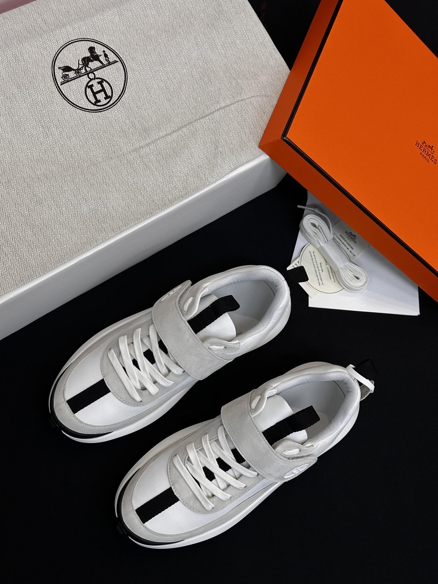 NO:646084,Top-quality HERMES KHEA Velcro lace-up Derby sneakers produced in Dongguan. Hermès purchasing quality ~ no pressure to get in and out. Hermes Khea lace-up sneakers have unique black and white combination + strap design ~ vaguely sexy ~ full of personality / super breathable / super soft. Wear barefoot or with mid-calf socks, long skirts and trousers. They are all very western style ~ very high-end ~ stylish and classy ~ very stylish  The difference between market currency and high-quality purchasing is definitely completely different. The upper material is imported cowhide + sheep suede. The lining material is imported yellow-resistant encrypted mesh. Outsole material IP + combined outsole. Size 35/36/37/38/39/40 (40 non-returnable) No. 86256346, casual shoes/sports shoes, hermes, hermes, hermes, sneakers, skirts, cowhide19860909莞产顶级 HERMES 爱玛仕KHEA魔术贴系带德比运动鞋 爱马仕代购品质～出入无压力,Hermes Khea系带运动鞋独特黑白搭配+带条绑带设计～若隐若现小性感～个性十足/超透气/超柔软 光脚穿或搭配中筒袜 配长裙子 裤子 都巨洋气～巨高级～有型又有范～很有格调 区别市场通货～代购高品质绝对完全不一样 鞋面材料进口牛皮+羊反绒 内里材料进口耐黄加密网布 大底材料IP+组合大底 尺码35/36/37/38/39/40（40不退换） 编号86256346,休闲鞋/运动鞋,hermes,hermes,hermes,sneakers,skirts,cowhide,Women's Shoes