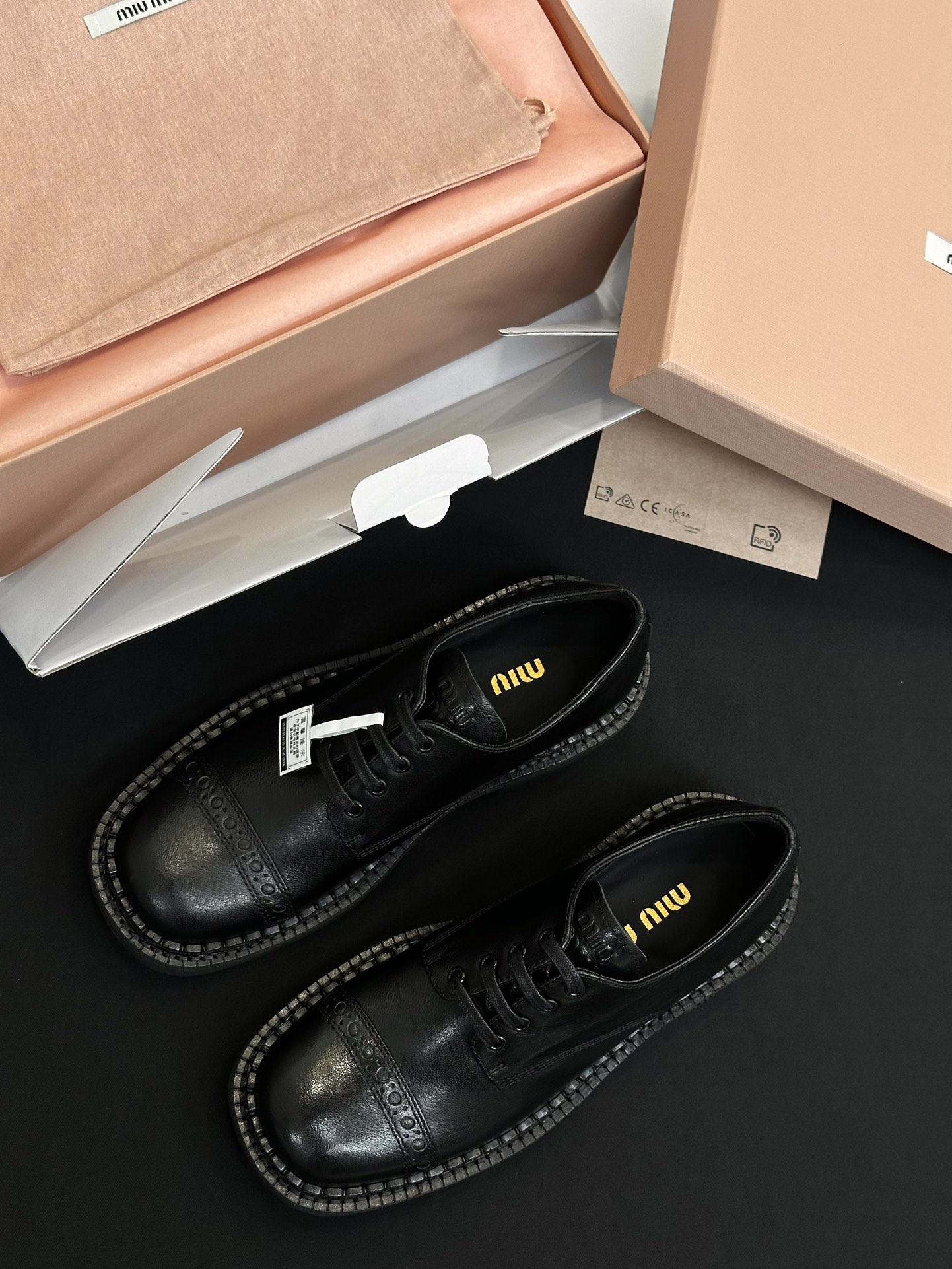 NO:646246,The high version of Miu Miu Miu Miu's new lace-up deep mouth single shoes, high version for fall, is made in Guangdong. The new British genuine leather flat-soled round thick heel versatile derby shoes. All major brands of British loafers are vying to produce them, and they are more tolerant to the feet, and they are quite versatile. The first time I see them, the texture attracts the eye, and they are retro and versatile!  Miumiu still has its own ladylike style, elegant and exquisite design. In the south, it is just right to have it in all seasons. It can be paired with long socks, keeping warm and fashionable, and paired with personalized socks, it has unique personality charm!  Wearing your own style is the most beautiful interpretation, fashionable and luxurious goddess shoes yyds!  The shape and lines of the shoes are great, classic, casual and feminine!  Add lace-up accessories to add a sophisticated and fashionable touch!  The texture is unparalleled!  It is perfect for daily wear or formal occasions. The slimming filter makes it easy to walk without tiring your feet. It is stable enough to wear for jogging!  Black and coffee are always classic!  A must-have for workplace beauties!  Very high-end atmosphere!  Material introduction: upper water-dyed heavy oil waxed calfskin, lining mixed sheepskin, outsole custom-made rubber outsole, heel height 2.5cm, size 35/36/37/38/39/40 (40 non-returnable) No. 86259239, leather shoes, miumiu, loafers, cowhide, sheepskin, socks19860909莞产高版本MiuMiu 缪缪新款系带深口单鞋高版本秋季新款英伦真皮平底圆通粗跟百搭德比鞋 英伦乐福鞋各大品牌都在争相出品,而且对双脚又更多的包容性,而且相当百搭,看到它的第一眼,质感妥妥地吸引了眼球,复古百搭！ miumiu家依然自带名媛风,秀气精致的设计,在南方,四季有它就妥妥的,可以搭配长袜,保暖又时尚,搭配个性袜子,独具个性魅力！ 穿出自己style才是最美诠释,时髦精必败的高奢女神鞋yyds！鞋型线条感太棒了,经典休闲显女人味！加上系带配件点缀精致时髦感！质感别提多高级了！ 日常或者正式场合穿倍有面,瘦腿滤镜,好走不累脚,稳到穿着小跑都没问题！黑色 咖色永远经典！职场丽人必备！非常高级大气！ 材质介绍 鞋面水染重油腊小牛皮 内里垫脚混种羊皮 大底定制橡胶大底 跟高2.5cm 尺码35/36/37/38/39/40（40不退换） 编号86259239,皮鞋,miumiu,loafers,cowhide,sheepskin,socks,Women's Shoes