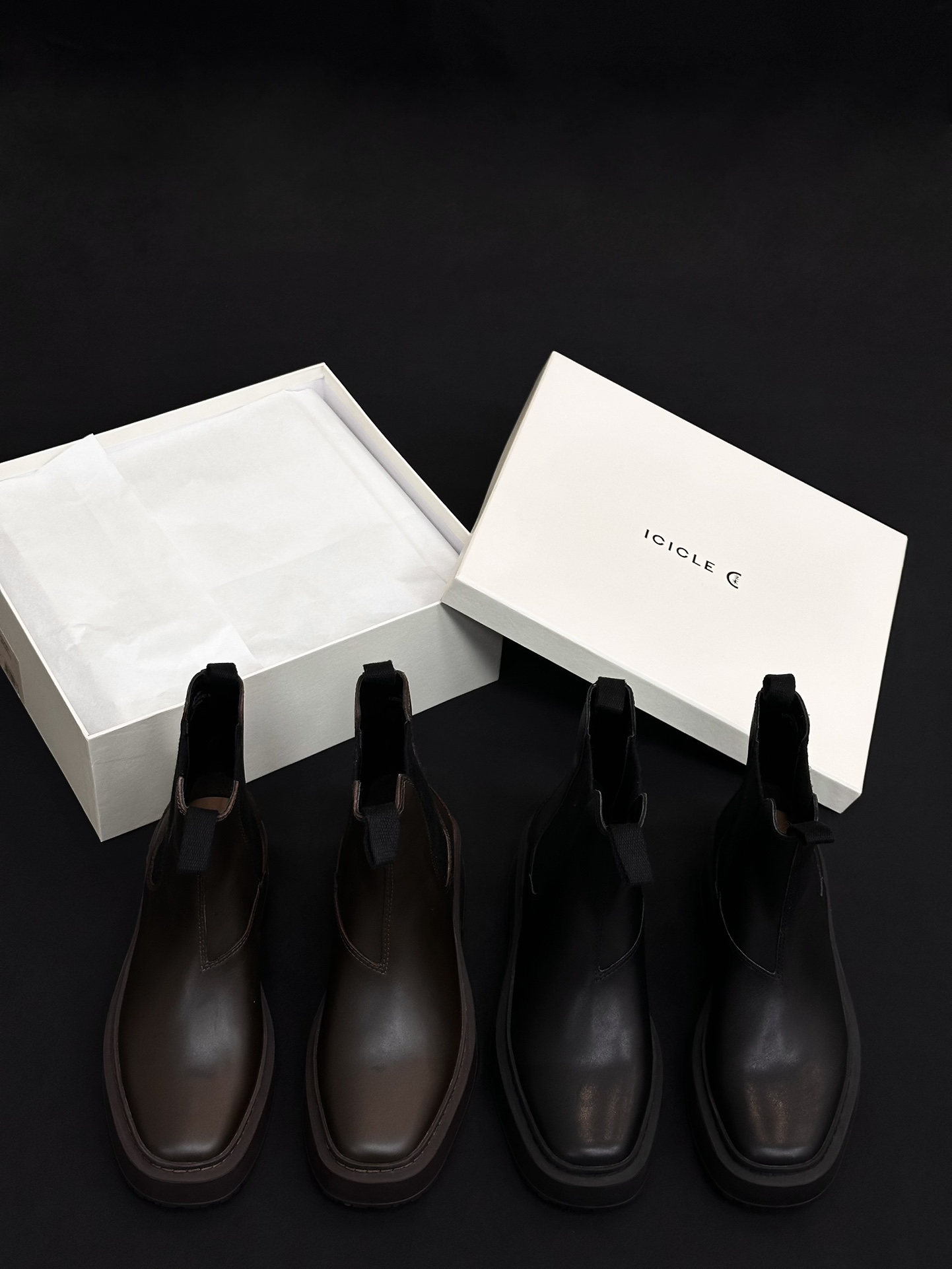 NO:646104,The top version of Dongguan-made ICICLE's high version thick heel small square toe short boots. The official website synchronizes the latest short boots. The square toe design makes the feet more free!  You can go wherever you want...no restrictions!  The heel adopts a square heel design with curvature, which is a perfect match!  I have to say that I understand women’s thoughts very well, and the boots I designed have beautiful lines without being pretentious!  Anyway, I am extremely satisfied with this version!  It is very eye-catching, and the simple smooth line design modifies the foot shape and makes the feet feel more comfortable. Girls who don’t often wear high heels should try it out!  Satisfaction guaranteed. Even if you run around like a tomboy, you can endure it without tiring your feet!  Upper: Nappa cowhide, size 35/36/37/38/39, boots, high heels, cowhide19860909莞产顶级版 ICICLE之禾高版本粗跟小方头短靴 官网同步最新款短靴,方头型设计 让脚丫子变的更加自由自在！想怎么走,就怎么走 ……无约束！ 后跟采用带有弧度的方跟设计,完美搭配！不得不说太懂女人们的心思了,设计出来的靴子既有线条美感,又不矫情！反正我对此款版型是一万个满意！ 非常耐看,简单的流畅线条设计修饰脚型 让脚感更舒适 不常穿高跟鞋的妹子应该配上来“试手”！保证满意 哪怕女汉子式的奔走都能耐住,不会累脚！ 鞋面..纳帕牛皮 尺码35/36/37/38/39,靴子,boots,high heels,cowhide,Women's Shoes