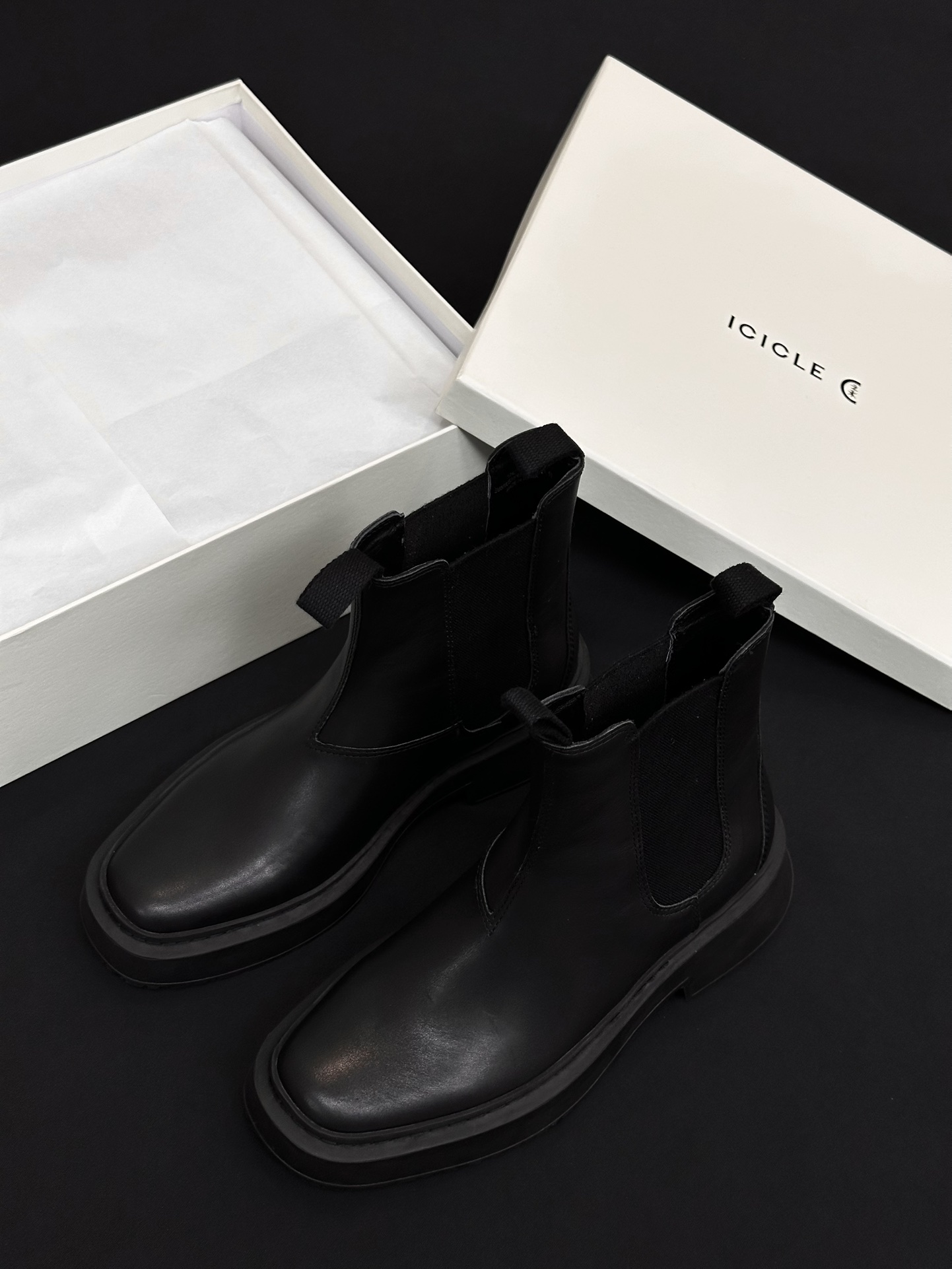 NO:646096,Dongguan's top-quality ICICLE's high-end version of thick-heel small square-toe short boots. The latest short boots are synchronized with the official website. The square-toe design makes the feet more free and comfortable!  You can go wherever you want...no restrictions!  The heel adopts a square heel design with curvature, which is a perfect match!  I have to say that I understand women’s thoughts very well, and the boots I designed have beautiful lines without being pretentious!  Anyway, I am extremely satisfied with this version!  It is very eye-catching, and the simple smooth line design modifies the foot shape and makes the feet feel more comfortable. Girls who don’t often wear high heels should try it out!  Satisfaction guaranteed. Even if you run around like a tomboy, you can endure it without tiring your feet!  Upper: Nappa cowhide, size 35/36/37/38/39, boots, high heels, cowhide19860909莞产顶级 ICICLE之禾高版本粗跟小方头短靴 官网同步最新款短靴,方头型设计 让脚丫子变的更加自由自在！想怎么走,就怎么走 ……无约束！ 后跟采用带有弧度的方跟设计,完美搭配！不得不说太懂女人们的心思了,设计出来的靴子既有线条美感,又不矫情！反正我对此款版型是一万个满意！ 非常耐看,简单的流畅线条设计修饰脚型 让脚感更舒适 不常穿高跟鞋的妹子应该配上来“试手”！保证满意 哪怕女汉子式的奔走都能耐住,不会累脚！ 鞋面..纳帕牛皮 尺码35/36/37/38/39,靴子,boots,high heels,cowhide,Women's Shoes