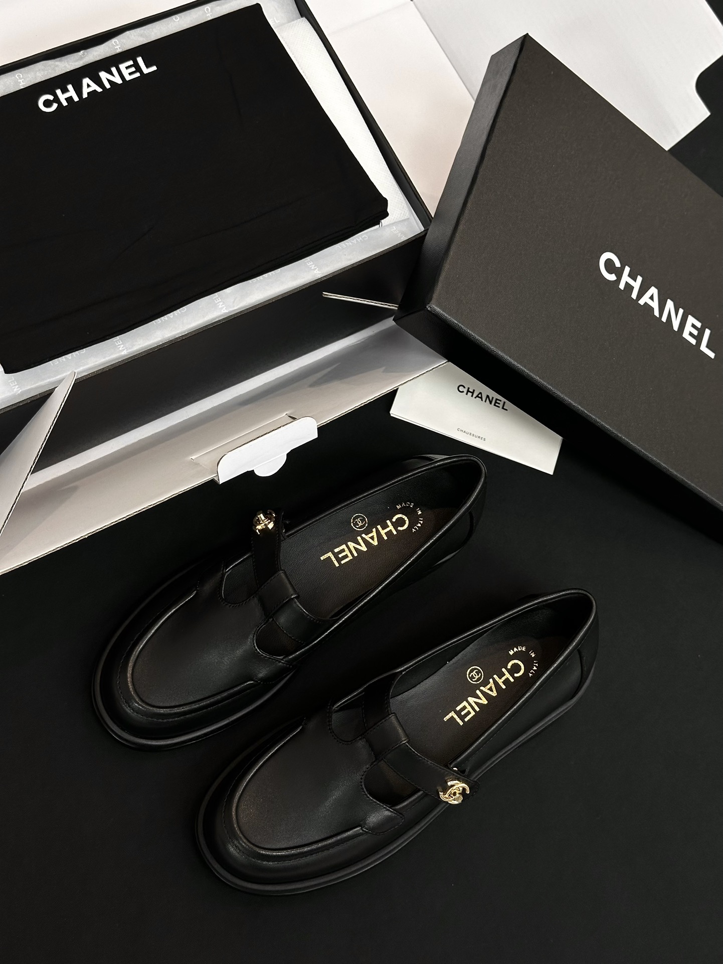 NO:646215,The top version of CHANEL produced in Guangdong, the latest flat-soled Mary Jane flat women's shoes, purchased from the original version, developed and manufactured by Xiaoxiang C's counter, another super hot model, loved by Internet celebrity bloggers and ladies, various praises on social platforms, very popular, high quality, breathable and super spring and summer, seeing this issue always arouses the inner desire of fashion among girls. The latest suede material, classic black and white color, full of fashionable feeling on the feet, easy to care for  Fabric: Original customized imported first-layer cowhide, customized imported sheepskin lining, original imported genuine leather outsole, size 35/36/37/38/39/40 (40 non-returnable) No. 86253343, single shoes, chanel, chanel, chanel, mary jane, cowhide, sheepskin, chamois leather, Leather soles19860909莞产顶级版本 CHANEL 香奈儿 最新平底一字带玛丽珍平底女鞋 原版购入开发 做货 小香 C家 专柜又一超级大爆款,网红博主小姐姐们的挚爱,社交平台的各种夸赞,人气超高质感透气超级春夏,看到这期总能唤起少女内心对时髦的诉求 最新麂皮材质 经典黑白配色 上脚时髦感十足 容易打理 面料: 原版定制 进口头层牛皮, 内里定制进口羊皮 鞋底原版进口真皮大底 尺码35/36/37/38/39/40（40不退换） 编号86253343,单鞋,chanel,chanel,chanel,mary jane,cowhide,sheepskin,chamois leather,Leather soles,Women's Shoes