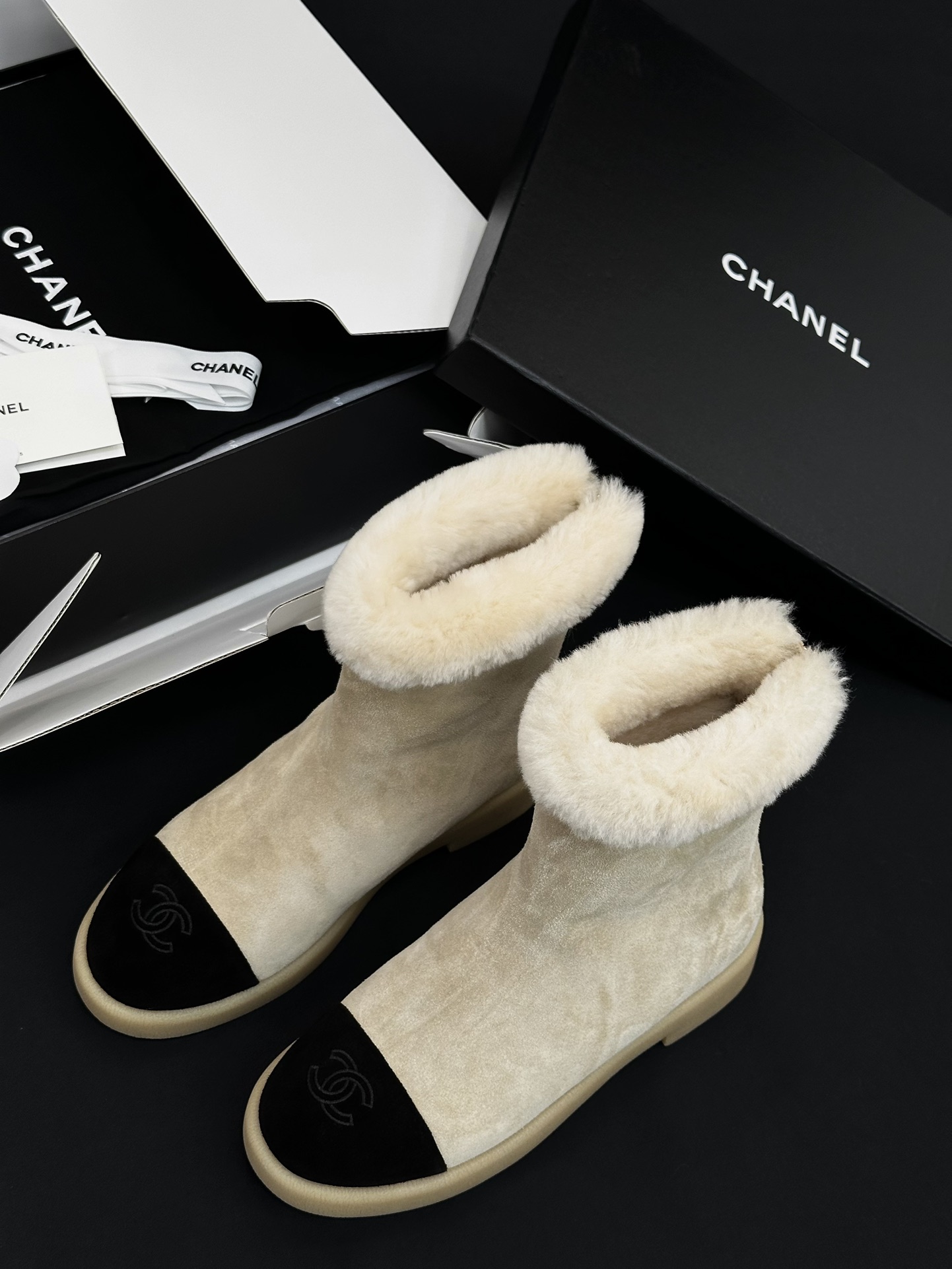 NO:646233,The high-quality CHANEL color-blocked wool snow boots produced in Dongguan adopt the classic 'double C' logo + small fragrance contrasting design, with a light and luxurious retro tone, and are highly fashionable. The main body is made of suede material, soft to the touch; the collar and lining are all wool, which has strong warmth retention in autumn and winter, taking into account comfort and warmth. The half-drag design is easy to put on and take off;  Paired with skirts, trousers and other styles, it covers daily commuting, leisure travel and other scenes. It is a beautiful and practical shoe choice in autumn and winter. The upper is made of high-mercerized smooth cow suede, the lining is made of all-wool fur, and the outsole is customized with rubber outsole. Size 35/36/37/38/39/40 (40 non-returnable) No. 86253343, snow boots, chanel, chanel, boots, skirts19860909莞产高品质 CHANEL 香奈儿拼色羊毛雪地靴 采用经典“双C”标识+小香风 撞色设计,自带轻奢复古调性,时尚辨识度高. 主体绒面材质,触感柔软； 鞋口及内里全羊毛,秋冬保暖性强,兼顾舒适与温暖. 半拖设计,穿脱便捷； 搭配裙装、裤装等多种风格,覆盖日常通勤、休闲出行等多场景,是秋冬兼具美观与实用的鞋款选择. 鞋面高丝光牛反绒 内里皮毛一体全羊毛 大底定制橡胶大底 尺码35/36/37/38/39/40（40不退换） 编号86253343,雪地靴,chanel,chanel,boots,skirts,Women's Shoes