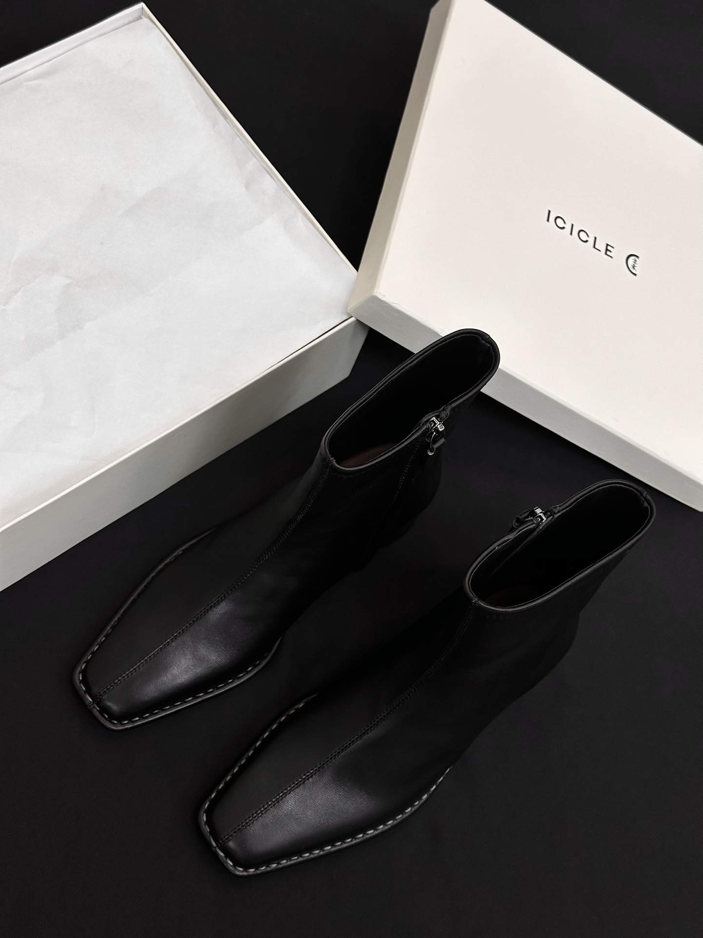 NO:646108,Dongguan's top-quality ICICLE thick-heeled vegetable-kneaded stretch boots. This is Zhihe's very popular sheepskin stretch boots. This style is a whole leather splicing style, which is relatively simple. Thick-heeled stretch sheepskin. The area close to the foot: stretch sheepskin (vegetable tanned series). The insole and lower part are vegetable-tanned sheepskin. The upper material is vegetable-tanned sheepskin, and the inner material is also vegetable-tanned sheepskin.  Large base leather wood heel genuine leather outsole Heel height 6.5cm Size 35/36/37/38/39, boots, boots, sheepskin, Leather soles19860909莞产顶级 ICICLE之禾 粗跟植揉弹力靴 这款是之禾非常火爆的羊皮弹力靴这个款式是整张皮质拼接款式会比较简约 粗跟弹力羊皮 接近脚口的部位:弹力羊皮革(植鞣系列).垫脚和下帮部位植鞣羊皮. 鞋面 材质植鞣羊皮 内里材质也是植鞣羊皮 大底层皮木跟真皮大底 跟高 6.5cm 尺码35/36/37/38/39,靴子,boots,sheepskin,Leather soles,Women's Shoes