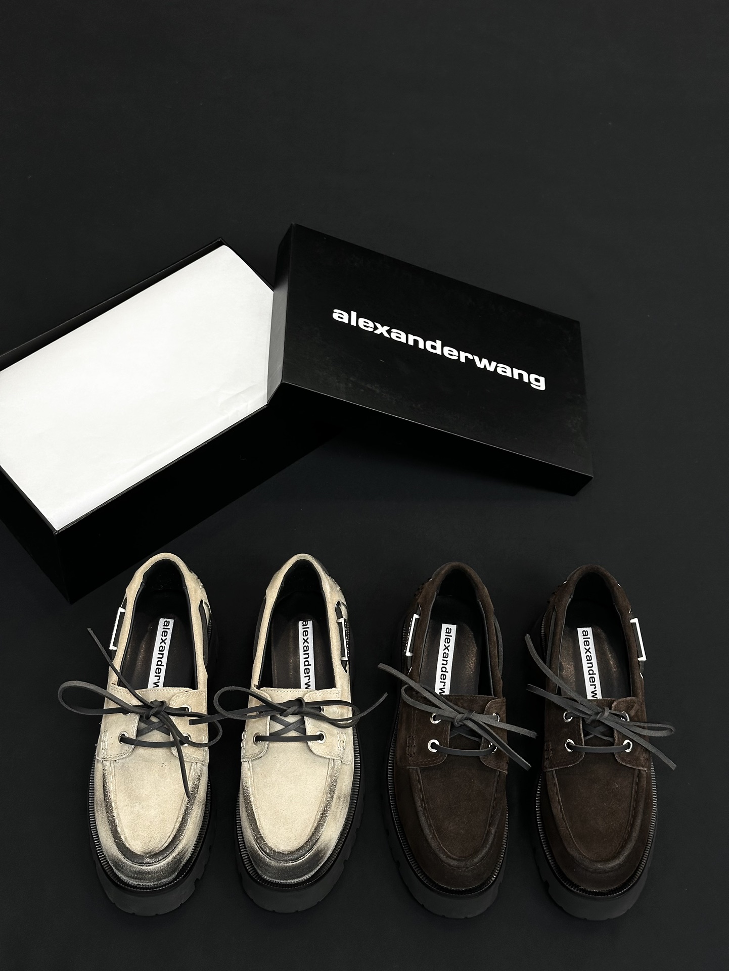 NO:646792,Alexander Wang aw carter platform thick-soled loafers Jennie King's thick-soled loafers are amazing, the same type of loafers comes from pressure mountain king HaileyBieber shoes!  This pair of stock trading artifacts is here. Compared with the previous old model, the new model looks taller and slimmer than yours. It is matched with the iconic brand metal logo and the 5cm thick bottom design makes it easy to have long legs!  Upper cowhide, lining sheepskin, outsole molded rubber, heel height 5cm in front, 7cm in back, size 35/36/37/38/39/40 (40 non-returnable) No. 86258238, loafers, alexander wang, cartier, loafers, cowhide, sheepskin19860909Alexander Wang aw carter亚历山大王 松糕厚底乐福鞋 Jennie 大王这双厚底乐福鞋好绝,同款乐福鞋来自压力山大王 HaileyBieber鞋！这双炒股神器就是来袭 新款相比之前的老款和你家的显高显瘦,搭配标志性的品牌金属徽标,加上5cm厚底设计轻松拥有大长腿！ 鞋面牛皮 内里羊皮 大底开模橡胶 跟高前5cm 后7cm 尺码35/36/37/38/39/40（40不退换） 编号86258238,乐福鞋,alexander wang,cartier,loafers,cowhide,sheepskin,Women's Shoes