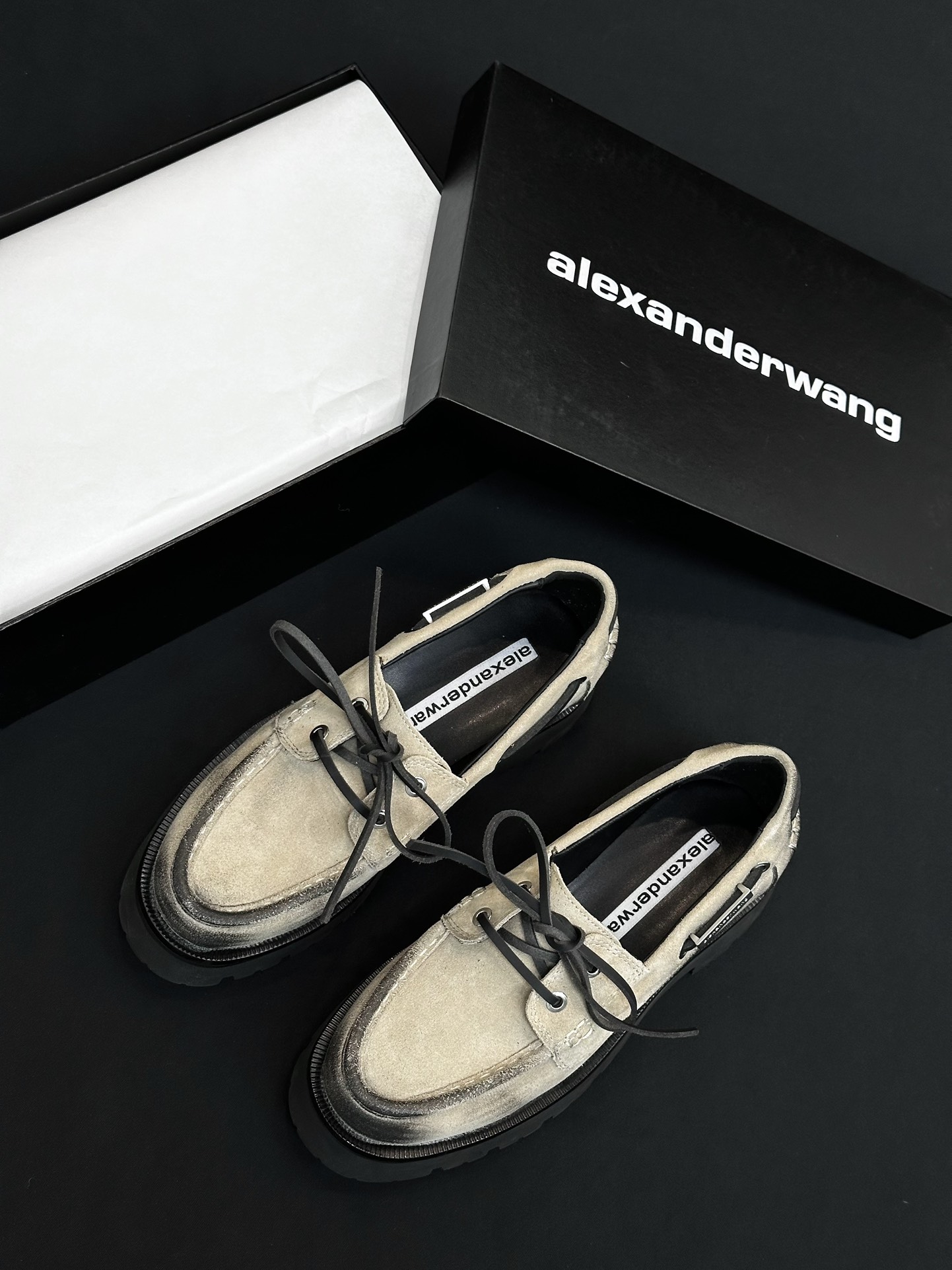 NO:646796,Wandan's top-quality Alexander Wang aw carter platform thick-soled loafers. Jennie King's thick-soled loafers are amazing. The same type of loafers comes from pressure mountain king HaileyBieber shoes!  This pair of stock trading artifacts is here. Compared with the previous old model, the new model looks taller and slimmer than yours. It is matched with the iconic brand metal logo and the 5cm thick bottom design makes it easy to have long legs!  Upper cowhide, lining sheepskin, outsole molded rubber, heel height 5cm in front, 7cm in back, size 35/36/37/38/39/40 (40 non-returnable) No. 86258238, loafers, alexander wang, cartier, loafers, cowhide, sheepskin19860909莞产顶级 Alexander Wang aw carter亚历山大王 松糕厚底乐福鞋 Jennie 大王这双厚底乐福鞋好绝,同款乐福鞋来自压力山大王 HaileyBieber鞋！这双炒股神器就是来袭 新款相比之前的老款和你家的显高显瘦,搭配标志性的品牌金属徽标,加上5cm厚底设计轻松拥有大长腿！ 鞋面牛皮 内里羊皮 大底开模橡胶 跟高前5cm 后7cm 尺码35/36/37/38/39/40（40不退换） 编号86258238,乐福鞋,alexander wang,cartier,loafers,cowhide,sheepskin,Women's Shoes