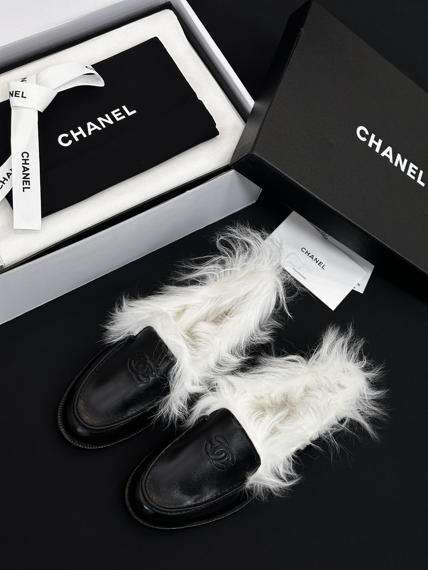 NO:647704,The top-quality CHANEL Chanel 25N ski series made in Guangzhou, furry loafers. This pair of raccoon fur loafers is so beautiful that it is made of fine and high-grade genuine leather. It is matched with classic embroidery. Every detail has the word 'luxury' written on it. The soft wool is used on the lining to wrap the feet warmly. The imported raccoon fur is decorated with fluffy and rich Italian genuine leather soles, showing the craftsmanship. This season's ski shoe series is so beautiful, fashionable and popular, made of pure fur!  Xiaoxiang LG has a super warm feeling, and it feels like you are stepping on clouds when you put it on. It is exquisite and high-end!  Let the value of this pair of hairy mops increase dramatically!  They are very easy to wear and do not slip, and the soles are thick and very comfortable. There is no reason to refuse these furry shoes. The upper is imported cowhide / cowhide / butter leather, customized Tuscan wool, sheepskin lining, original double-layer leather outsole, size 35/36/37/38/39/40 (40 non-refundable)  No. 86257347, loafers, chanel, chanel, loafers, cowhide, sheepskin, Leather soles19860909莞产顶级 CHANEL 香奈儿25N滑雪系列 毛毛 乐福鞋 这双貉子毛乐福鞋真的美到失语全真皮面料细腻高级 搭配经典刺绣 每一处细节都写着「奢侈」二字内里选用柔软羊毛 温暖包裹双足 进口貉子毛装饰蓬松丰盈意大利真皮底尽显匠心工艺  这季滑雪鞋系列太美啦、时髦流行风纯皮毛打造！小香Lg超温暖的感觉,穿上仿佛踩在云朵上 精致高级！让这双毛拖身价陡增！非常好穿不打滑,而且鞋底有一定厚度,舒适度极佳,没有道理拒绝这款毛茸茸鞋子 鞋面为进口牛皮/牛绒/牛油皮 定制托斯卡纳羊毛 羊皮内里 原版双层真皮大底 尺码35/36/37/38/39/40（40不退换） 编号86257347,乐福鞋毛毛鞋,chanel,chanel,loafers,cowhide,sheepskin,Leather soles,Women's Shoes