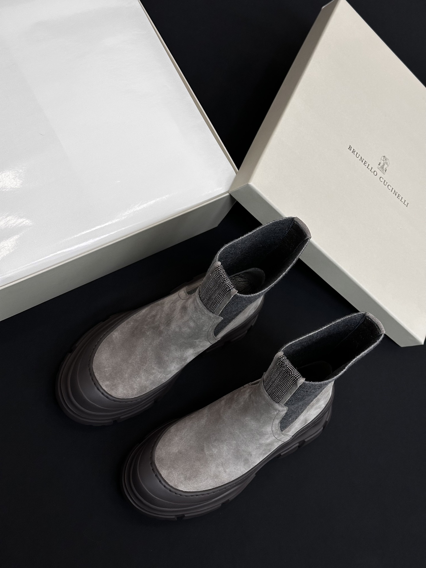 NO:646784,The top-quality Brunello Cucinelli BC autumn and winter lace-up elasticated thick-soled short boots are handsome and comfortable on the feet. You must have a pair of BC boots in autumn and winter. The BC brand shoe design basically does not have a logo. Although it combines different materials and different colors, there is no sense of violation and it is not exaggerated at all. On the contrary, it makes people feel comfortable visually!  The BC family has the ability to combine different colors and materials without having an obvious sense of season. You can be satisfied when you wear them at any time. High mercerized cow suede upper, metal sheepskin lining, metal sheepskin feet/genuine cashmere shoelaces, IP foam outsole/sole thickness about 3cm, size 35/36/37/38/39/40 (40 non-returnable) No. 86254344, boots, brunello  cucinelli,chanel,boots,sheepskin19860909莞产顶级 Brunello Cucinelli BC 秋冬系带松紧口厚底短靴 上脚帅气舒适秋冬一定要有一双Bc的战靴 BC家的品牌鞋子设计基本没有啥Logo标识 虽然结合了不同材质不同颜色,但是没有任何违和感,一点也不夸张,反而让人在视觉上感觉舒适！ bc家就是有能力把不同的颜色和材质结合,但又不会有明显的季节感,在任何时候拿出来穿都能让你满意 鞋面高丝光牛反绒 金属羊皮内里 金属羊皮垫脚/真羊绒鞋带 IP发泡大底/底厚3cm左右 尺码35/36/37/38/39/40（40不退换） 编号86254344,靴子,brunello cucinelli,chanel,boots,sheepskin,Women's Shoes